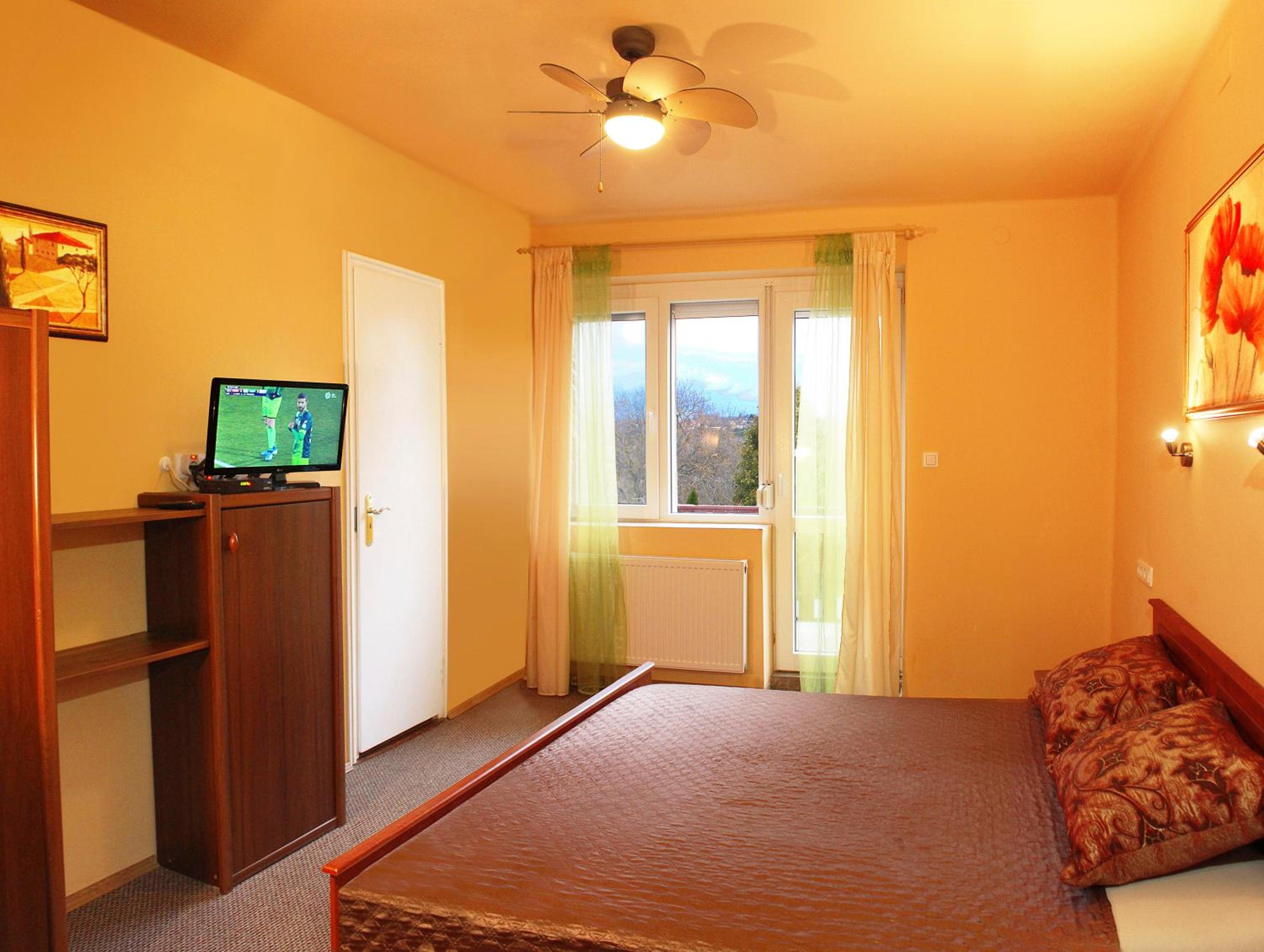 White & Quiet Apartment House view 3