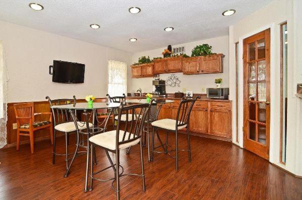 Americas Best Value Inn Refugio view 2