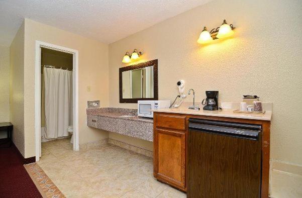 Americas Best Value Inn Refugio view 5