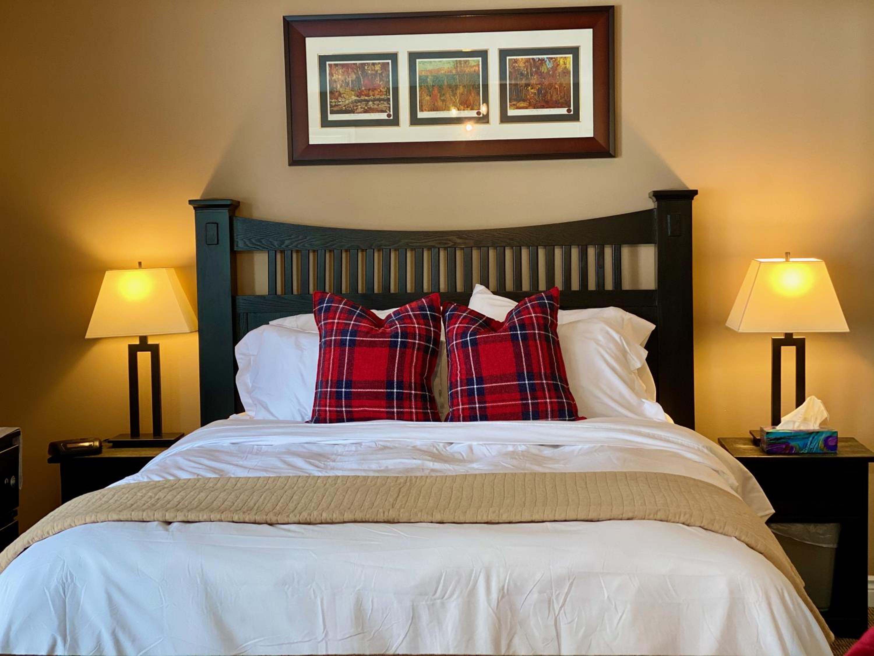 Quiet Hillside Studio - Wifi, Pool, Close to The Village