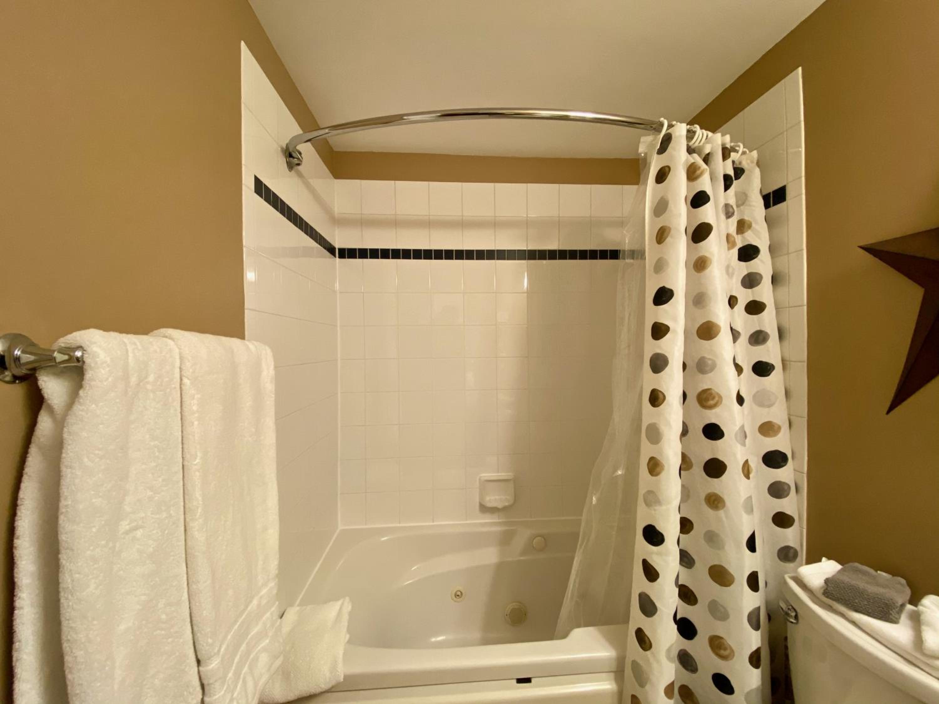 Quiet Hillside Studio - Wifi, Pool, Close to The Village