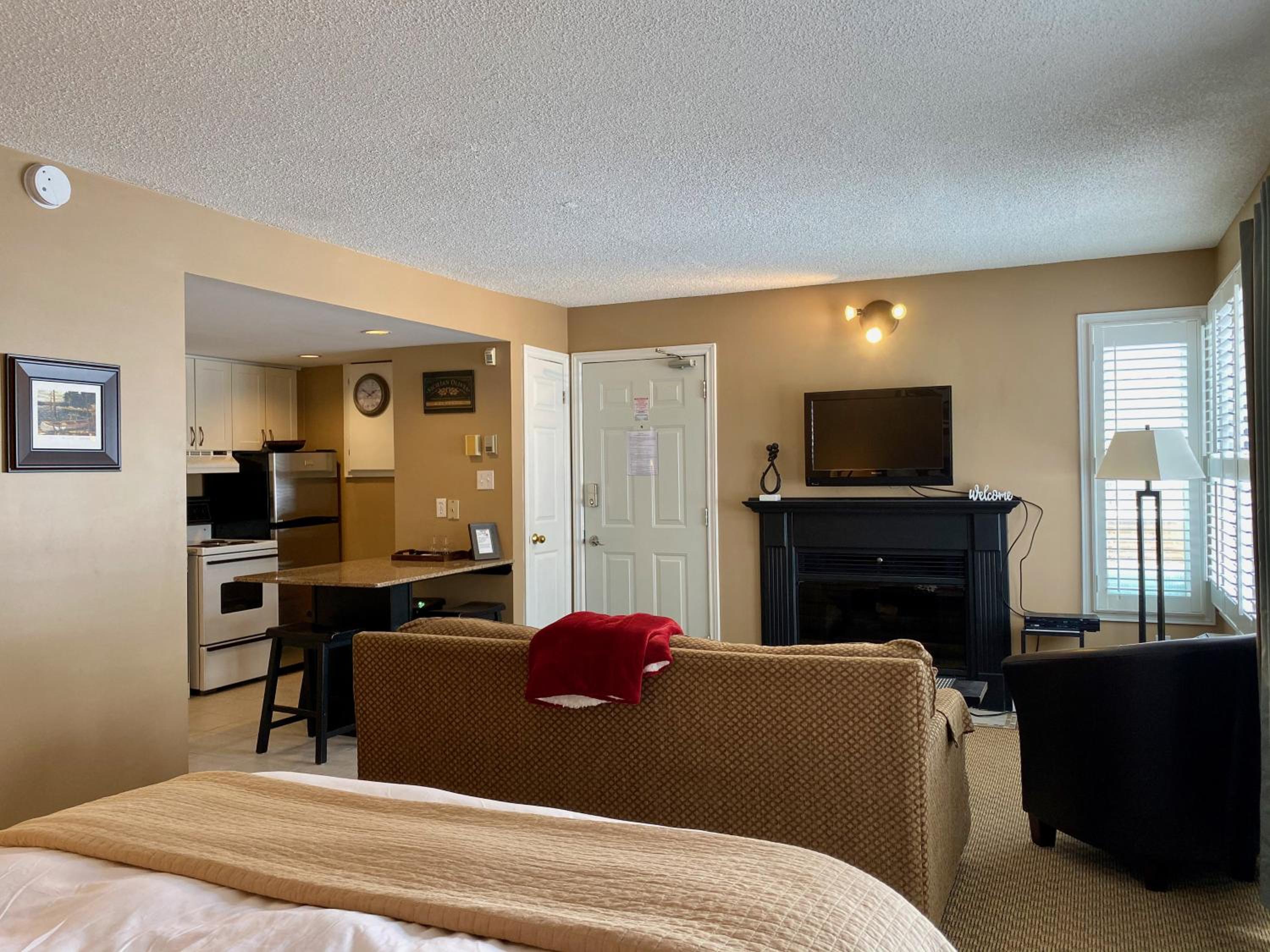 Quiet Hillside Studio - Wifi, Pool, Close to The Village