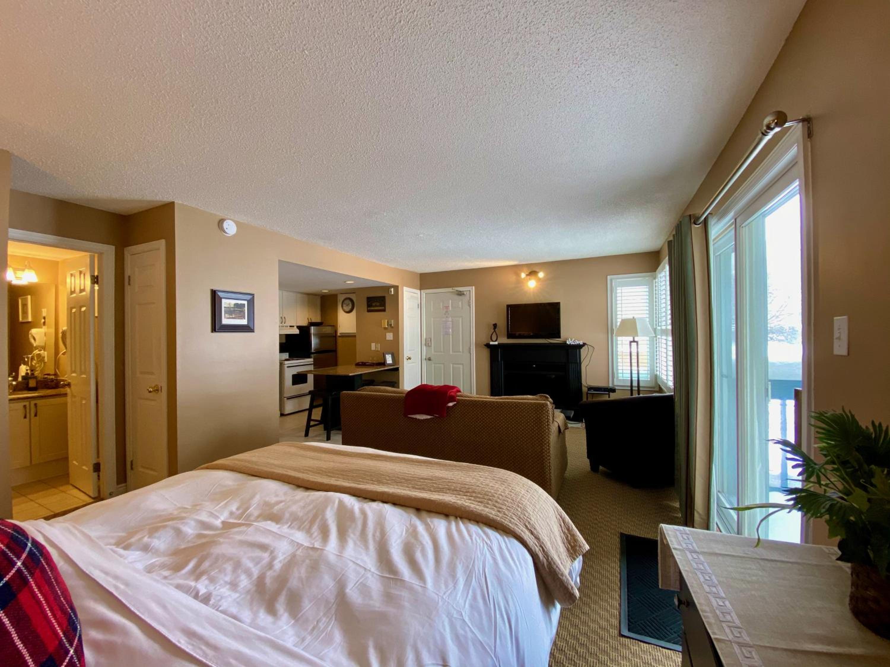 Quiet Hillside Studio - Wifi, Pool, Close to The Village