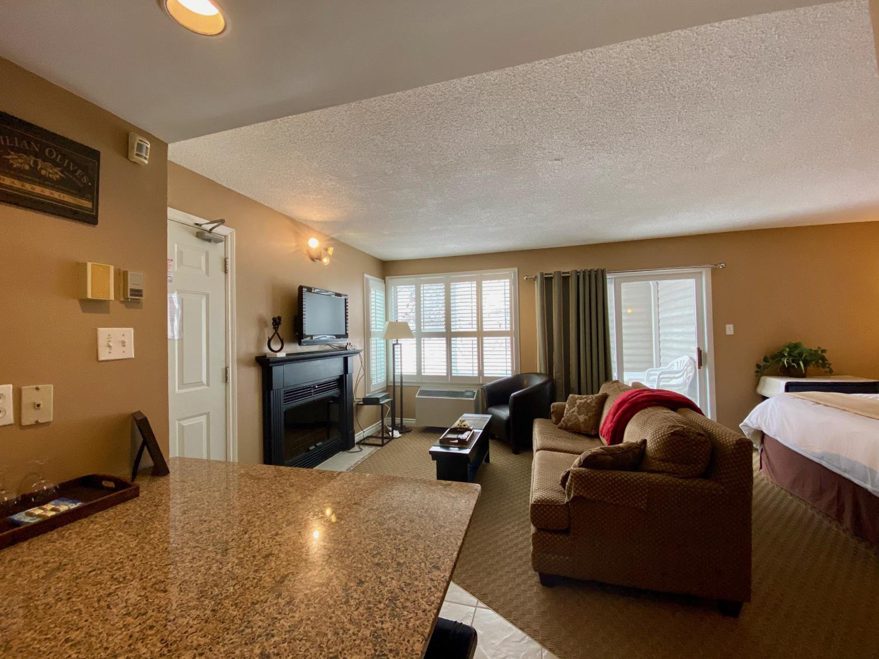 Quiet Hillside Studio - Wifi, Pool, Close to The Village