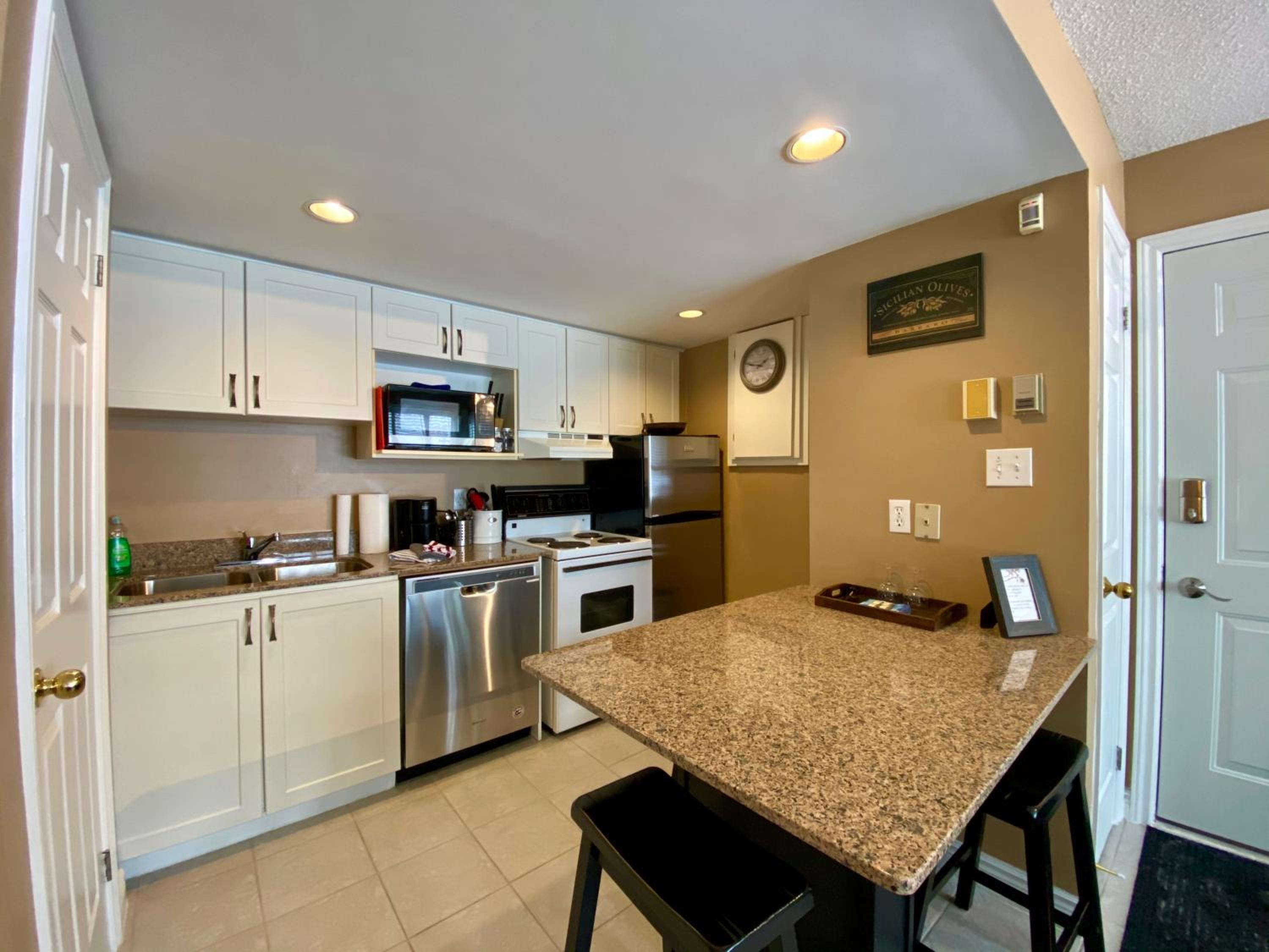Quiet Hillside Studio - Wifi, Pool, Close to The Village