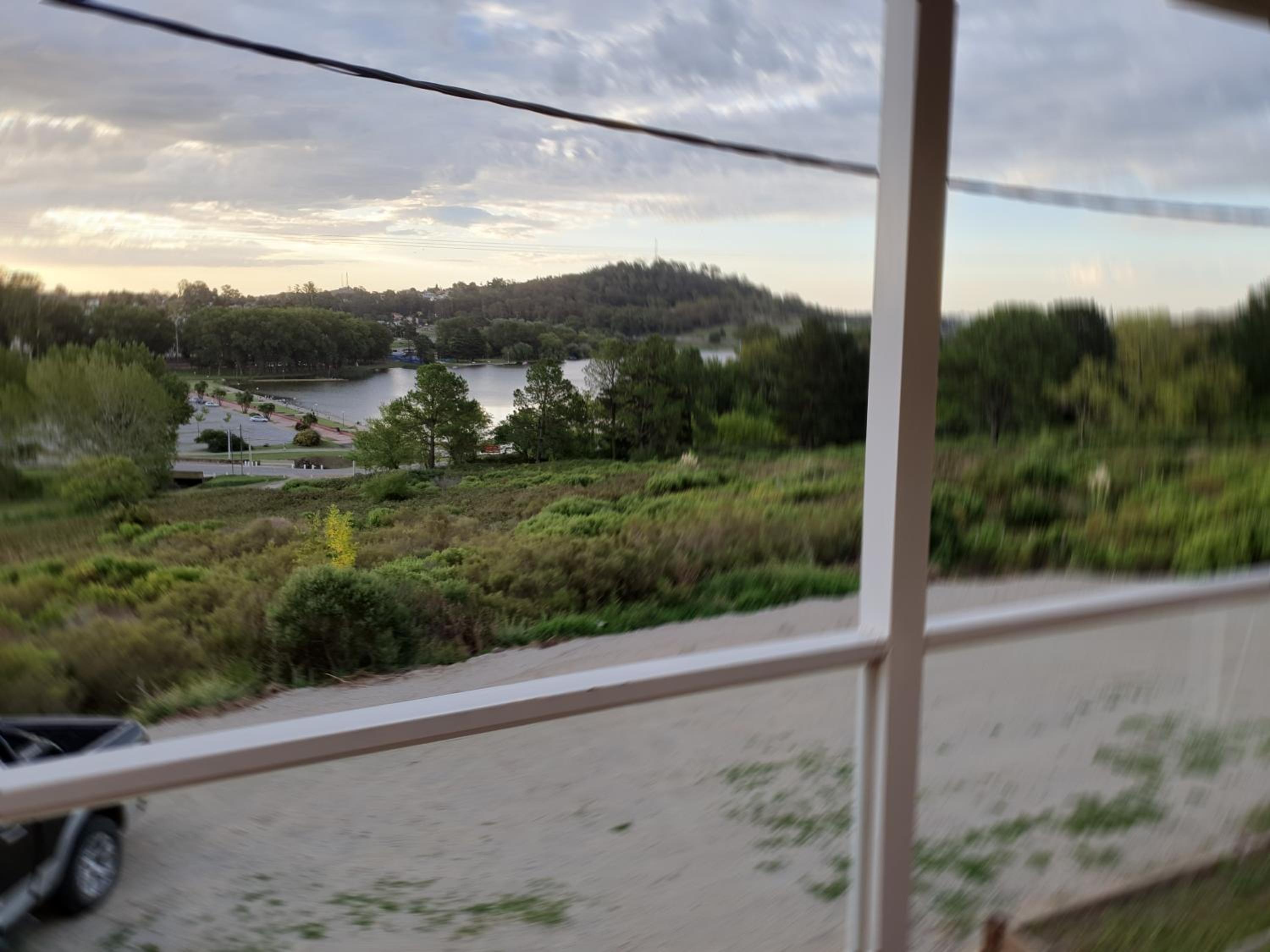 al pie de las sierras en villa del lago