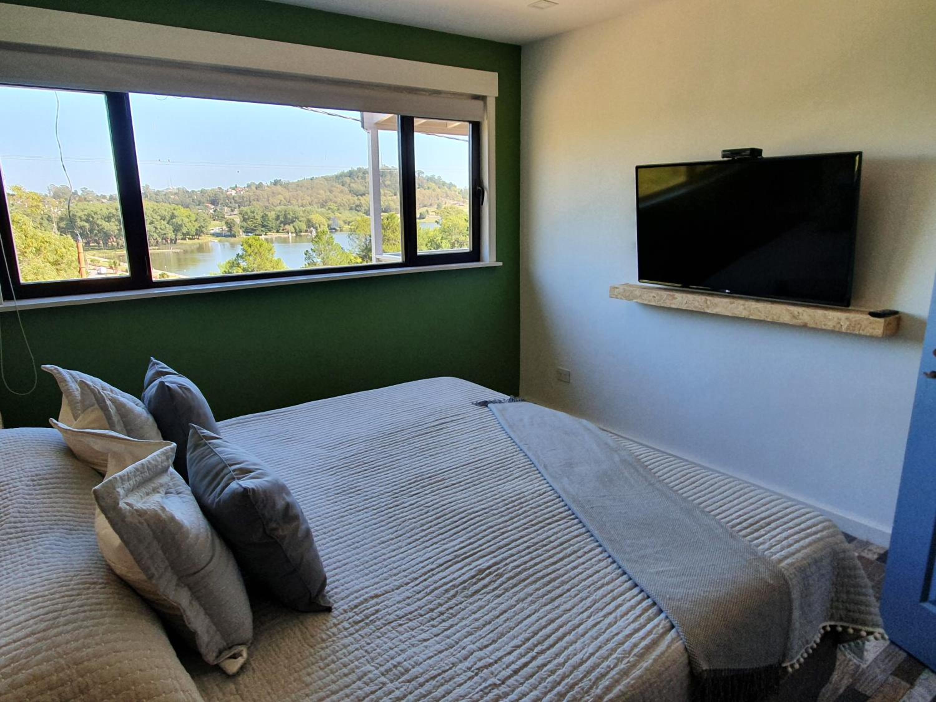 al pie de las sierras en villa del lago