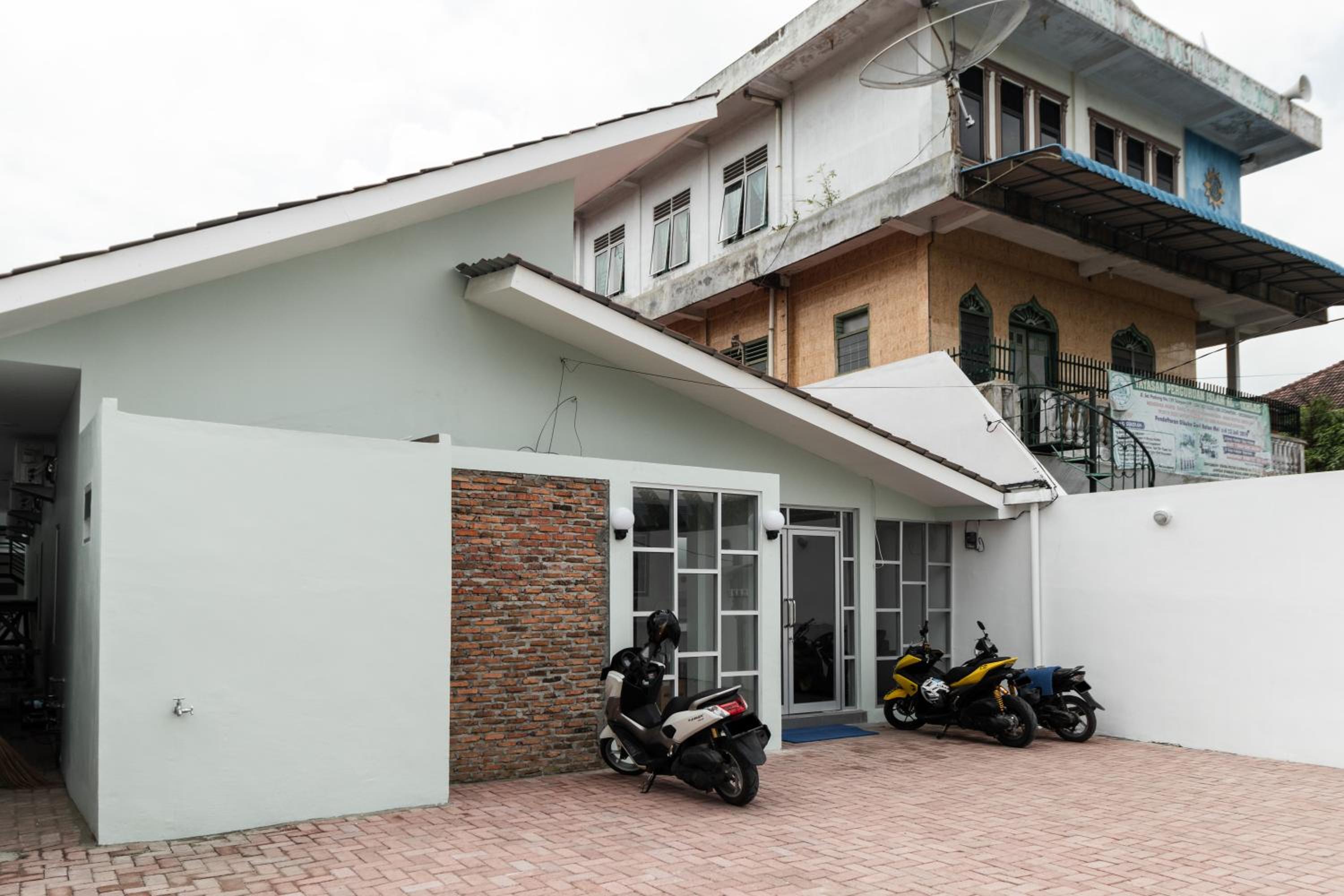 RedDoorz Plus near RS USU Medan 2 view 3