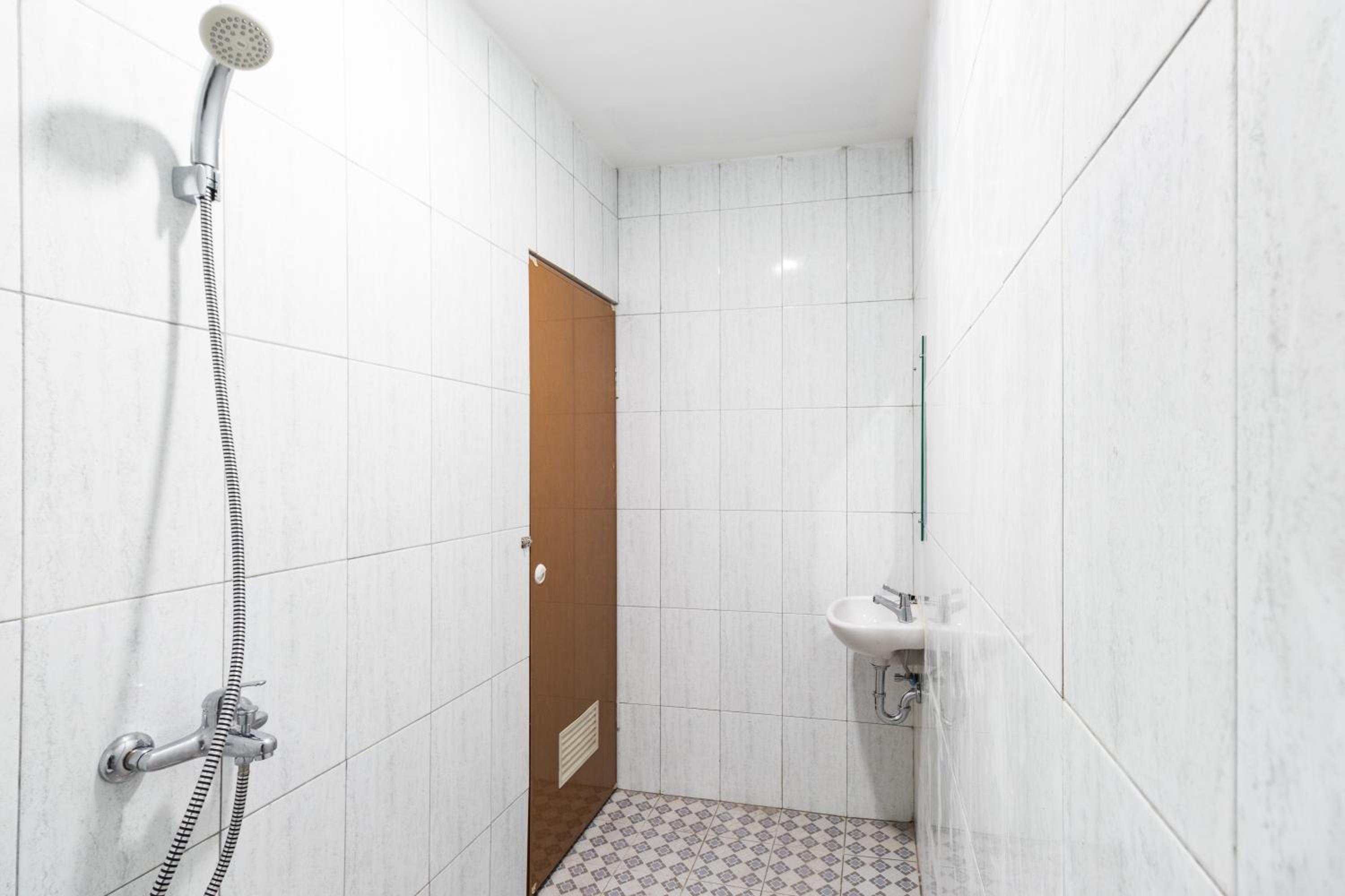 RedDoorz near Medan Amplas, Delitua - 11