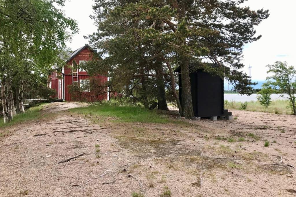 H A R R B Å D A - kaksi mökkiä merenrannalla view 5