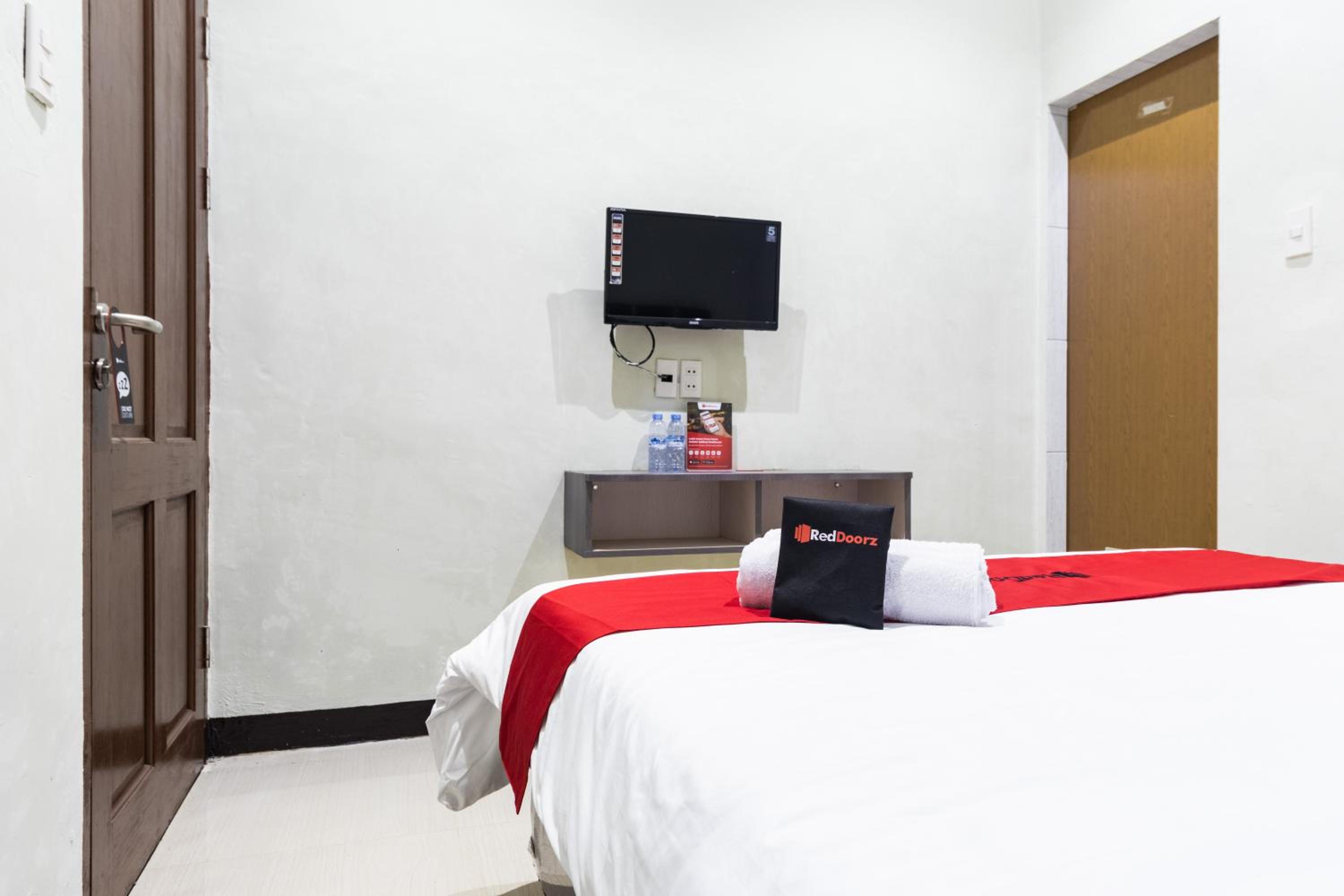 RedDoorz near Medan Amplas, Delitua - 9