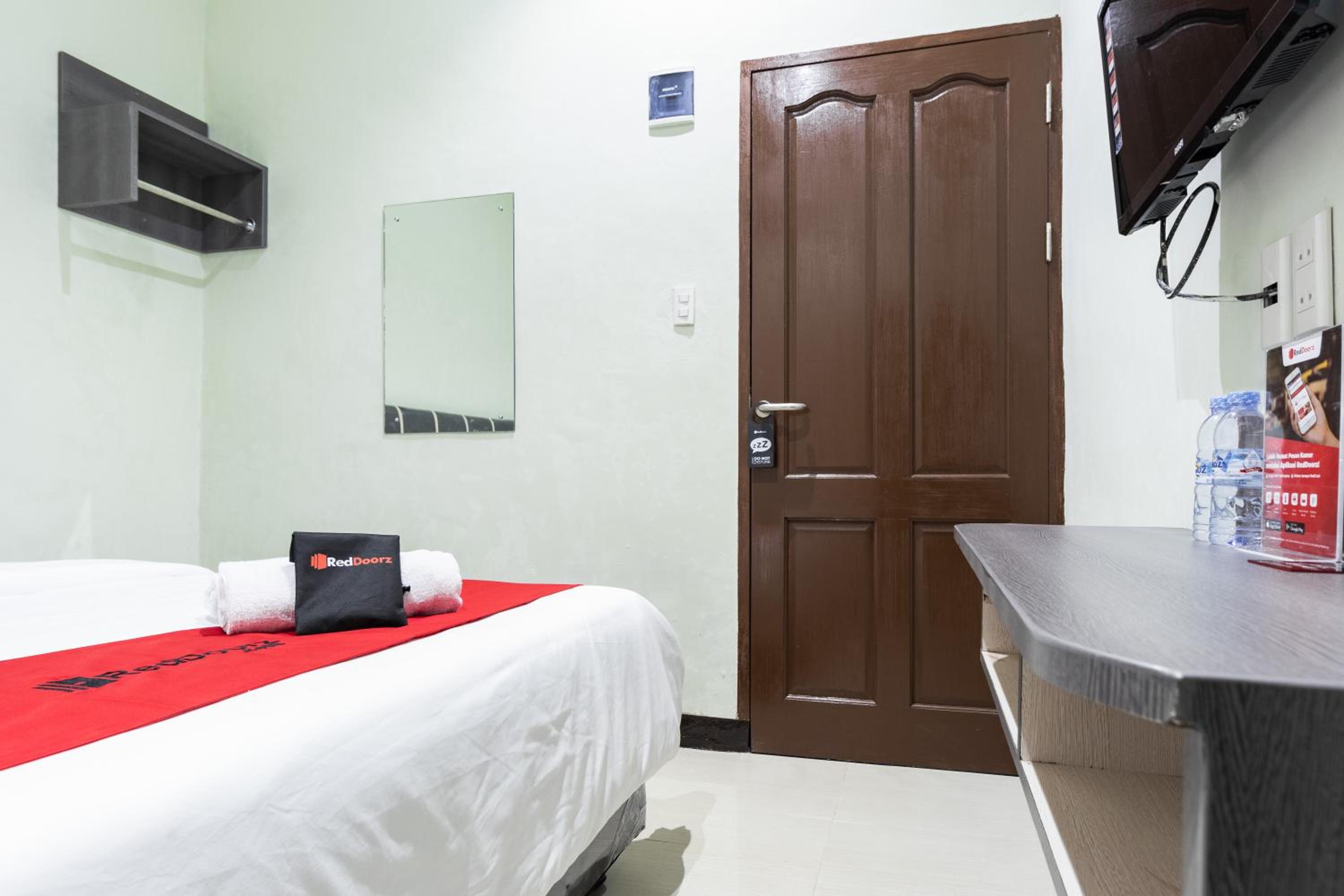 RedDoorz near Medan Amplas