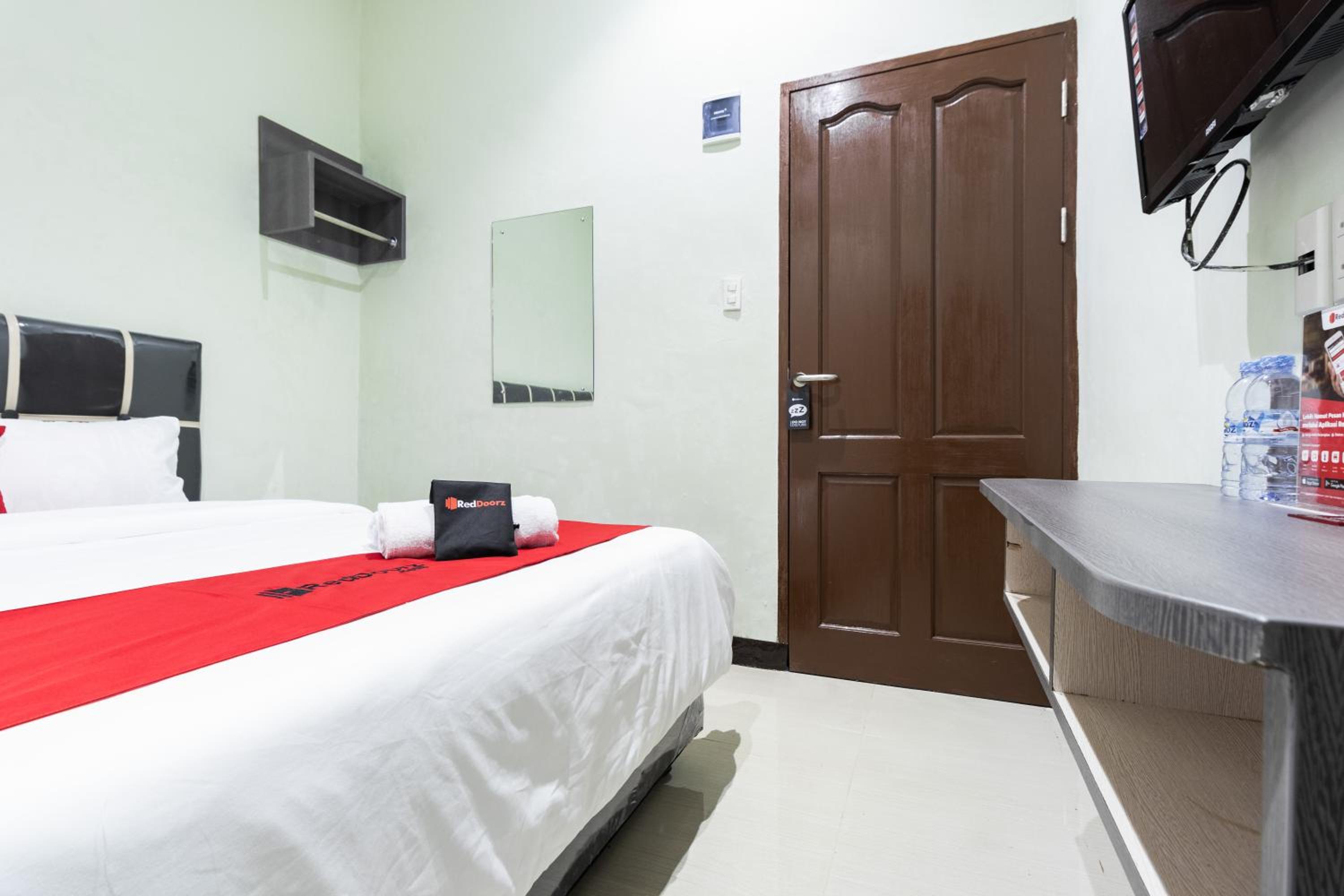 RedDoorz near Medan Amplas, Delitua - 18