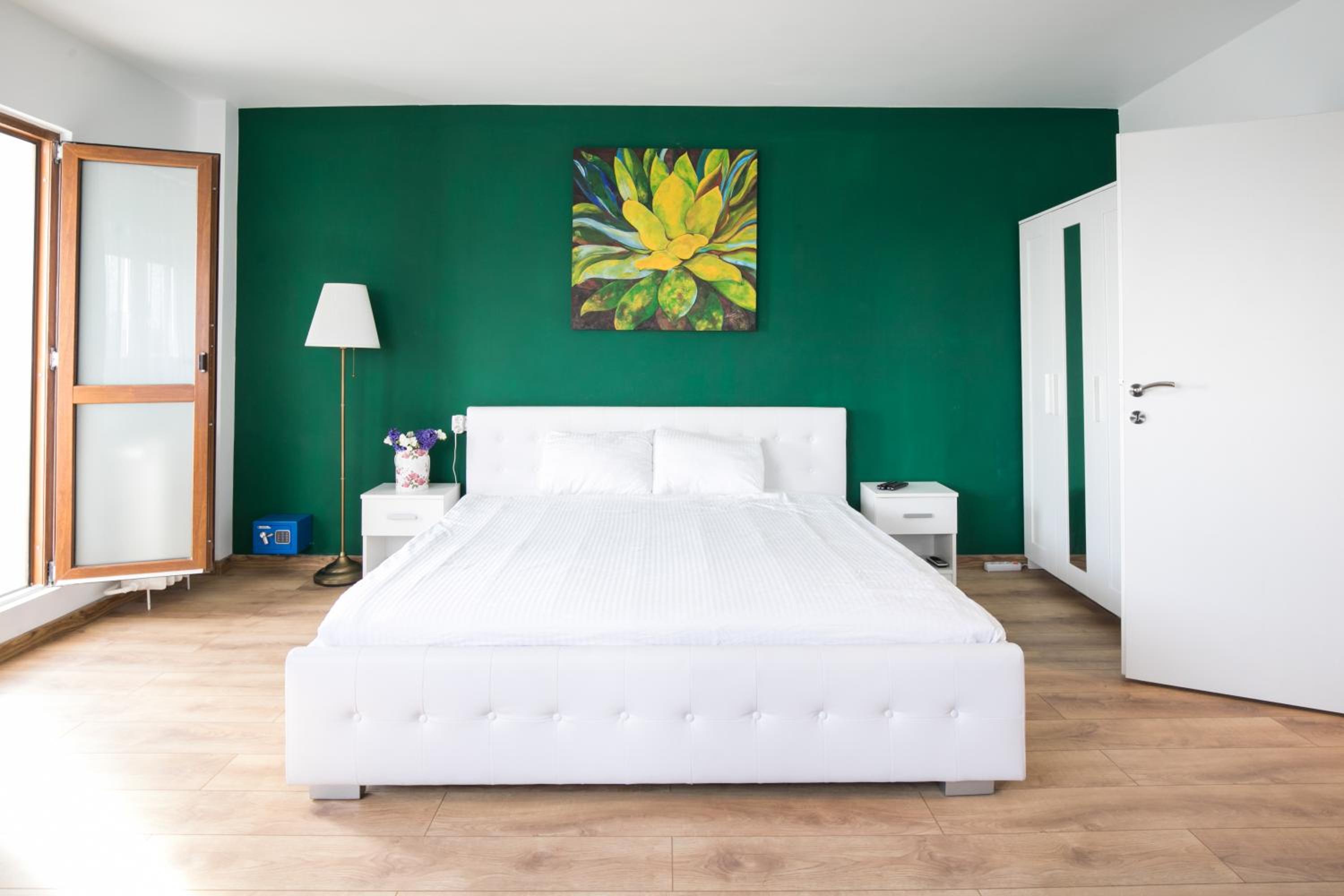 City View Studio: Your Cozy Urban Retreat