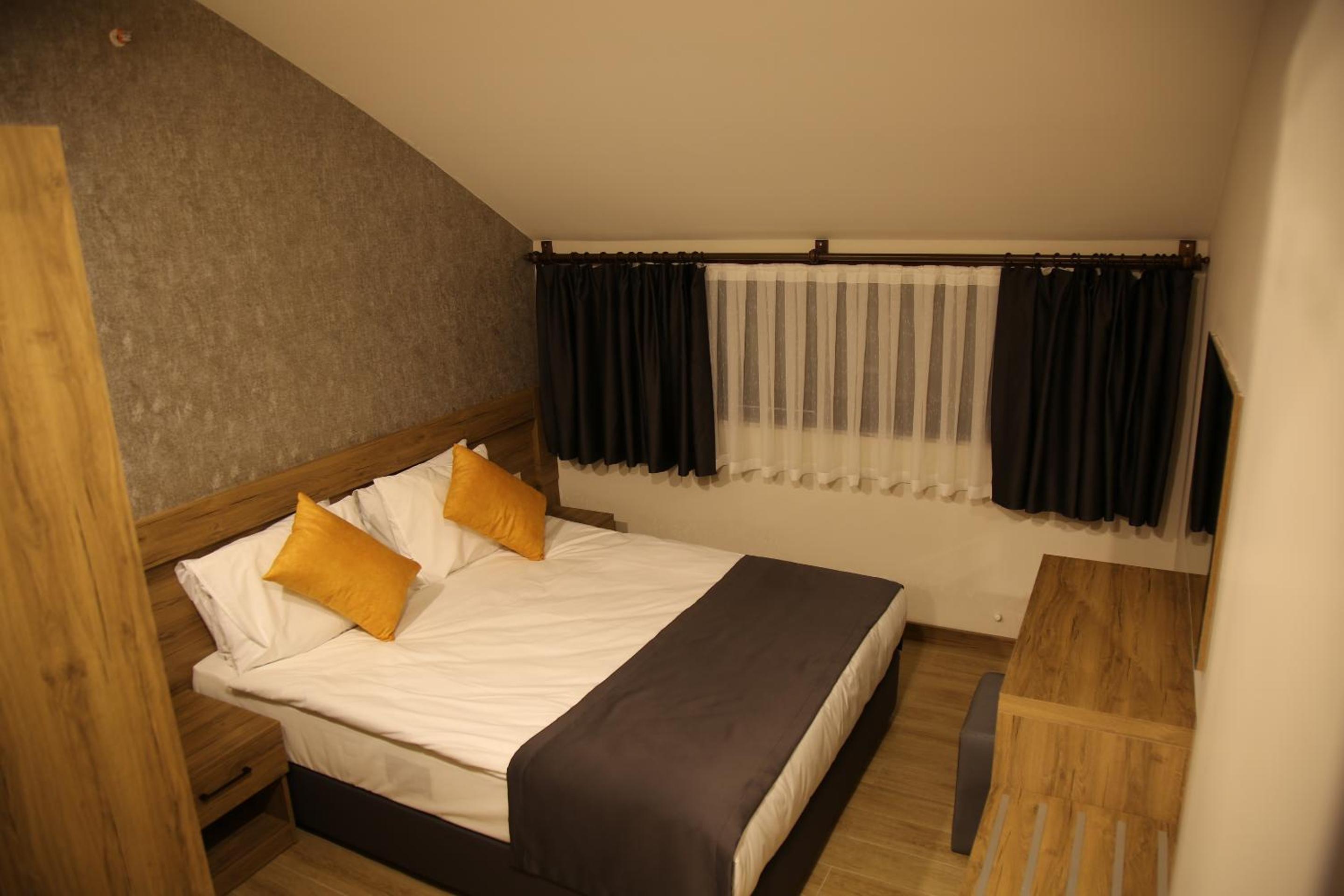 Golden World Suite Hotel - Image 31