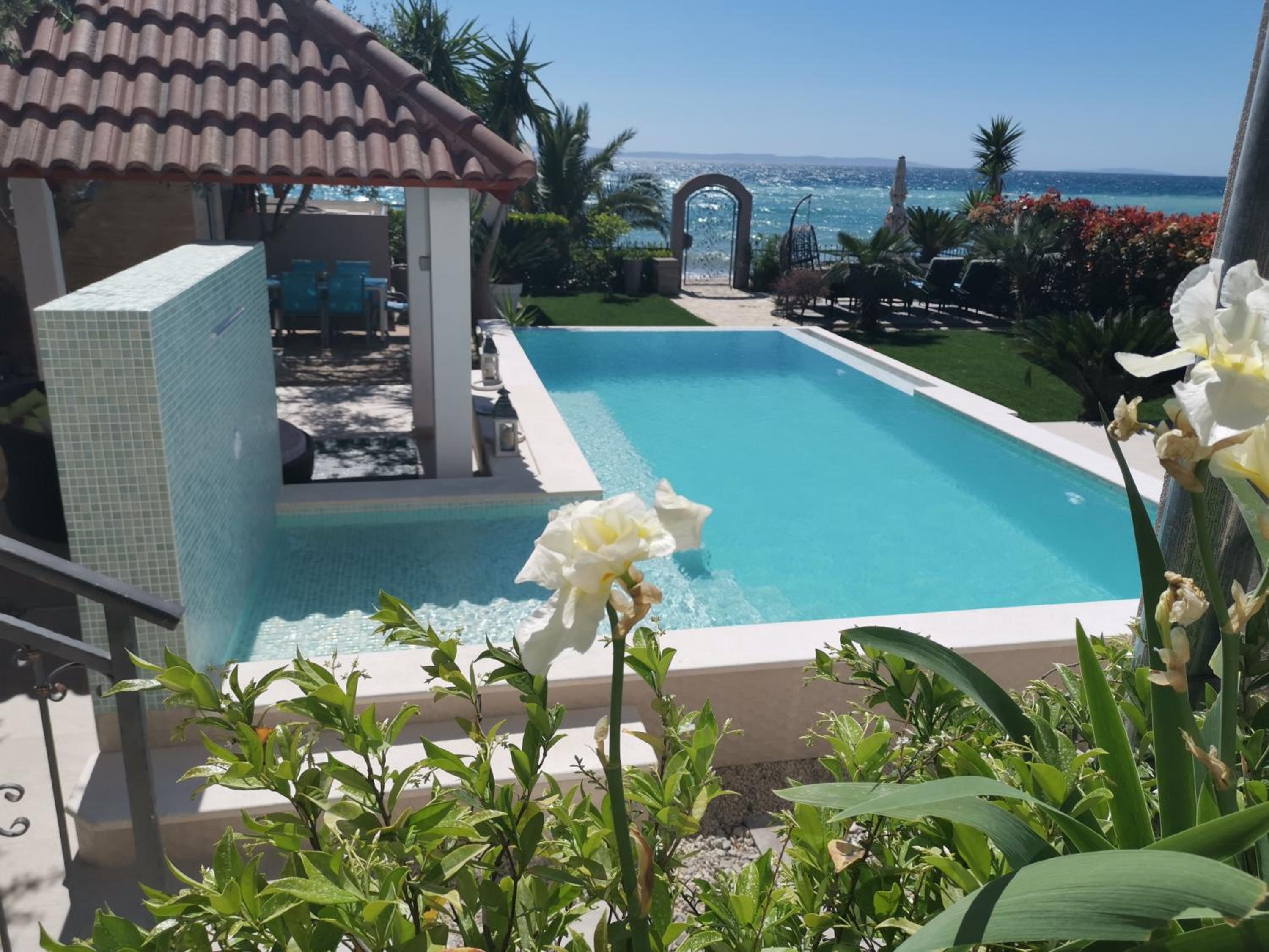 Villa Maris- beachfront villa with exclusive pool view 5