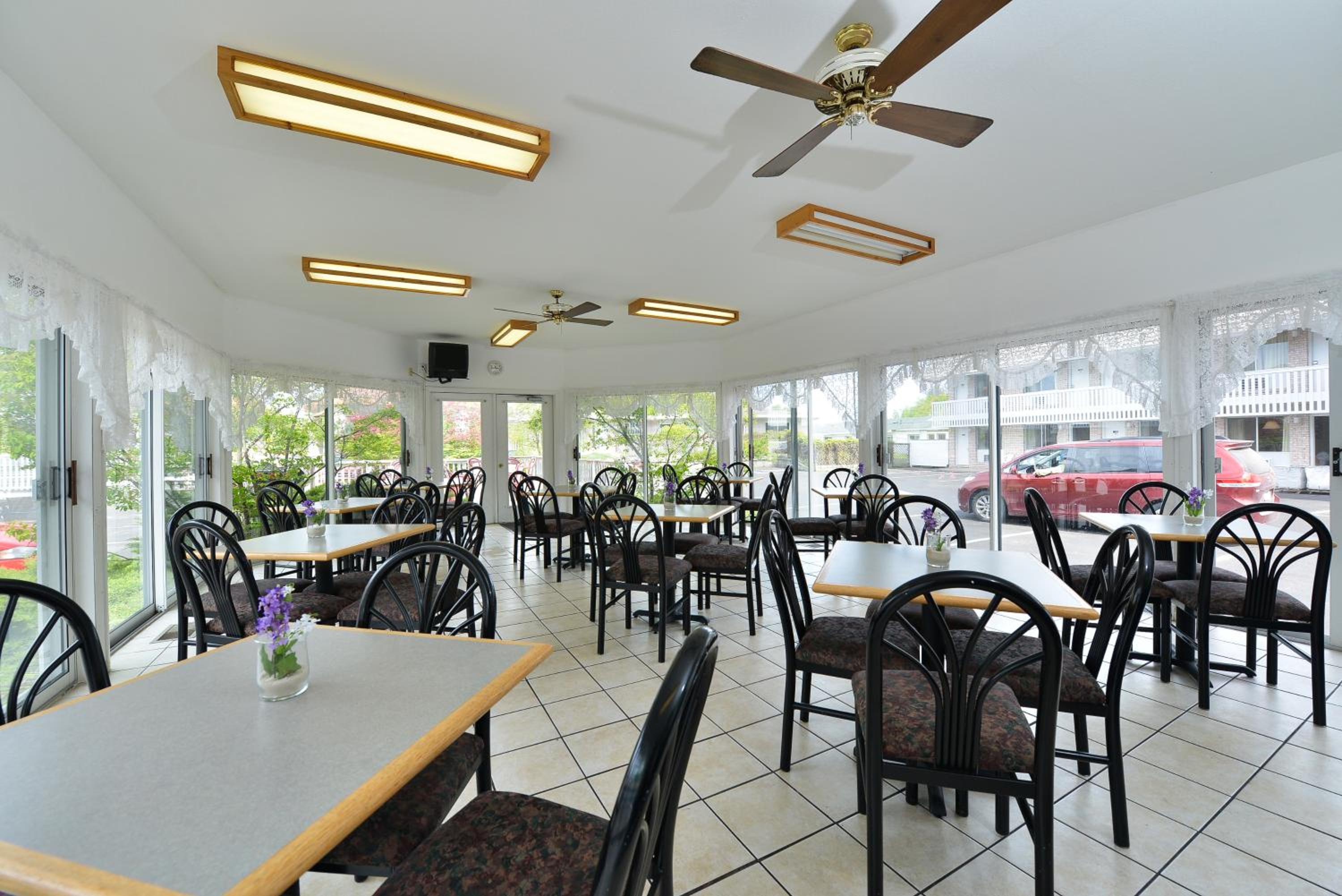 Travelodge by Wyndham Mackinaw City view 5