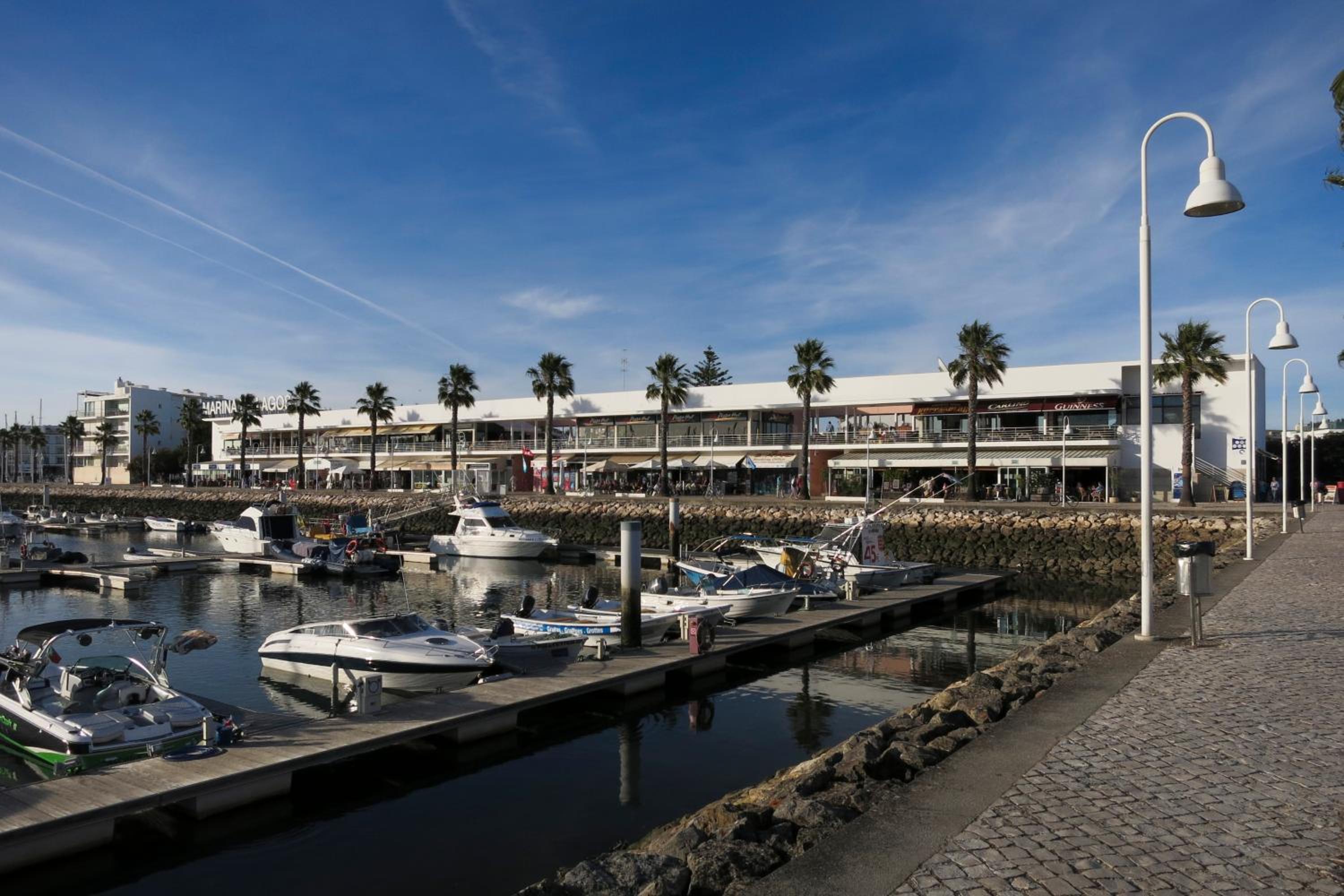 Hotel Henris Apartments Patio Do Convento