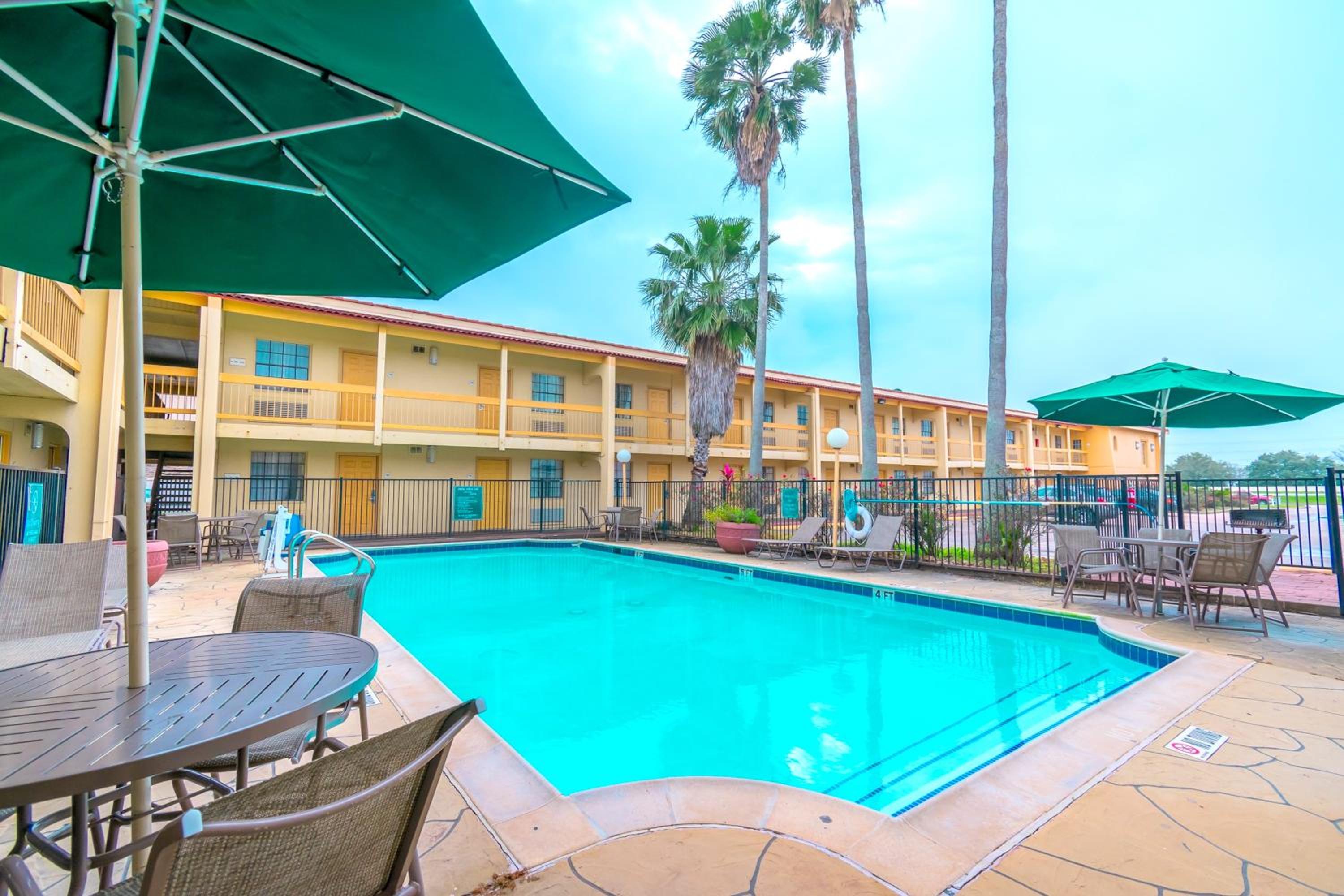 La Quinta Inn by Wyndham Clute Lake Jackson view 5