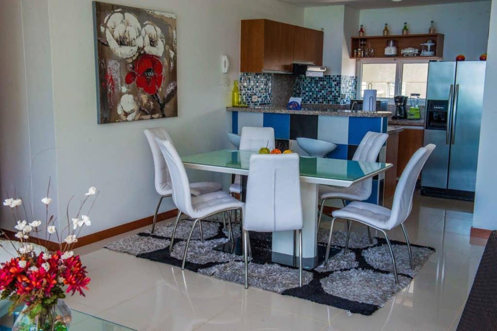 Acogedor con vista al mar en Condominio Zazue a 300 metros de la playa Bellohorizonte Santa Marta