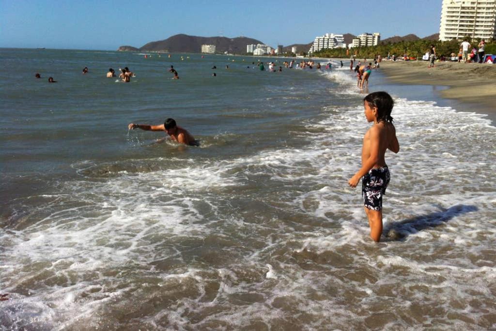 Acogedor con vista al mar en Condominio Zazue a 300 metros de la playa Bellohorizonte Santa Marta