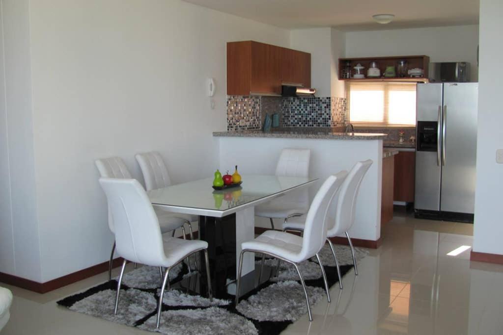 Acogedor con vista al mar en Condominio Zazue a 300 metros de la playa Bellohorizonte Santa Marta