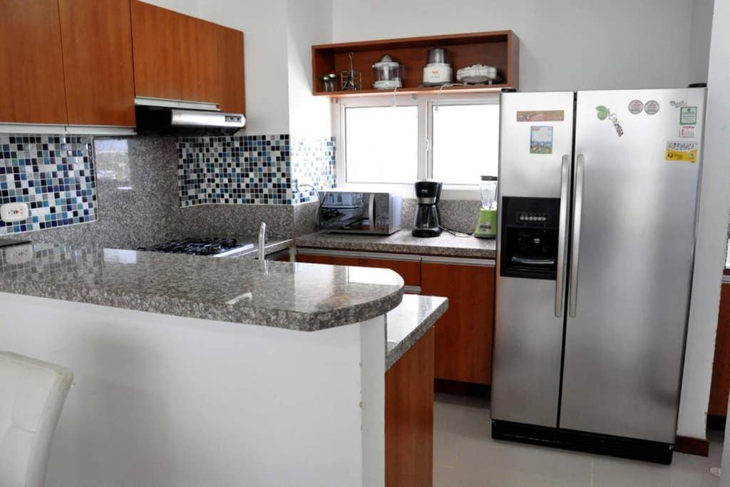 Acogedor con vista al mar en Condominio Zazue a 300 metros de la playa Bellohorizonte Santa Marta