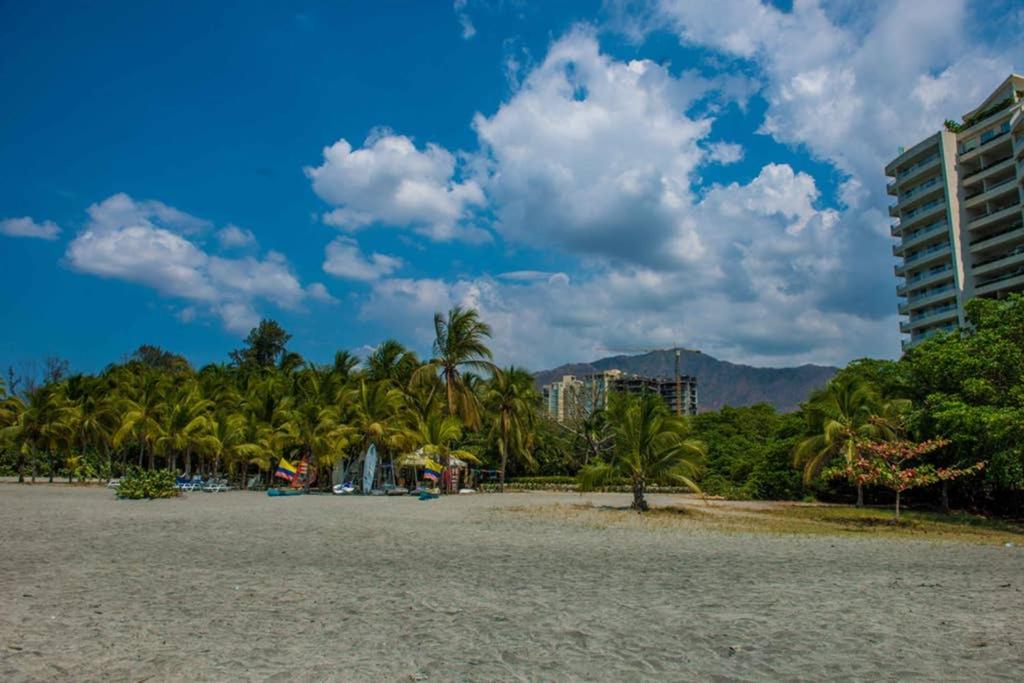 Acogedor con vista al mar en Condominio Zazue a 300 metros de la playa Bellohorizonte Santa Marta