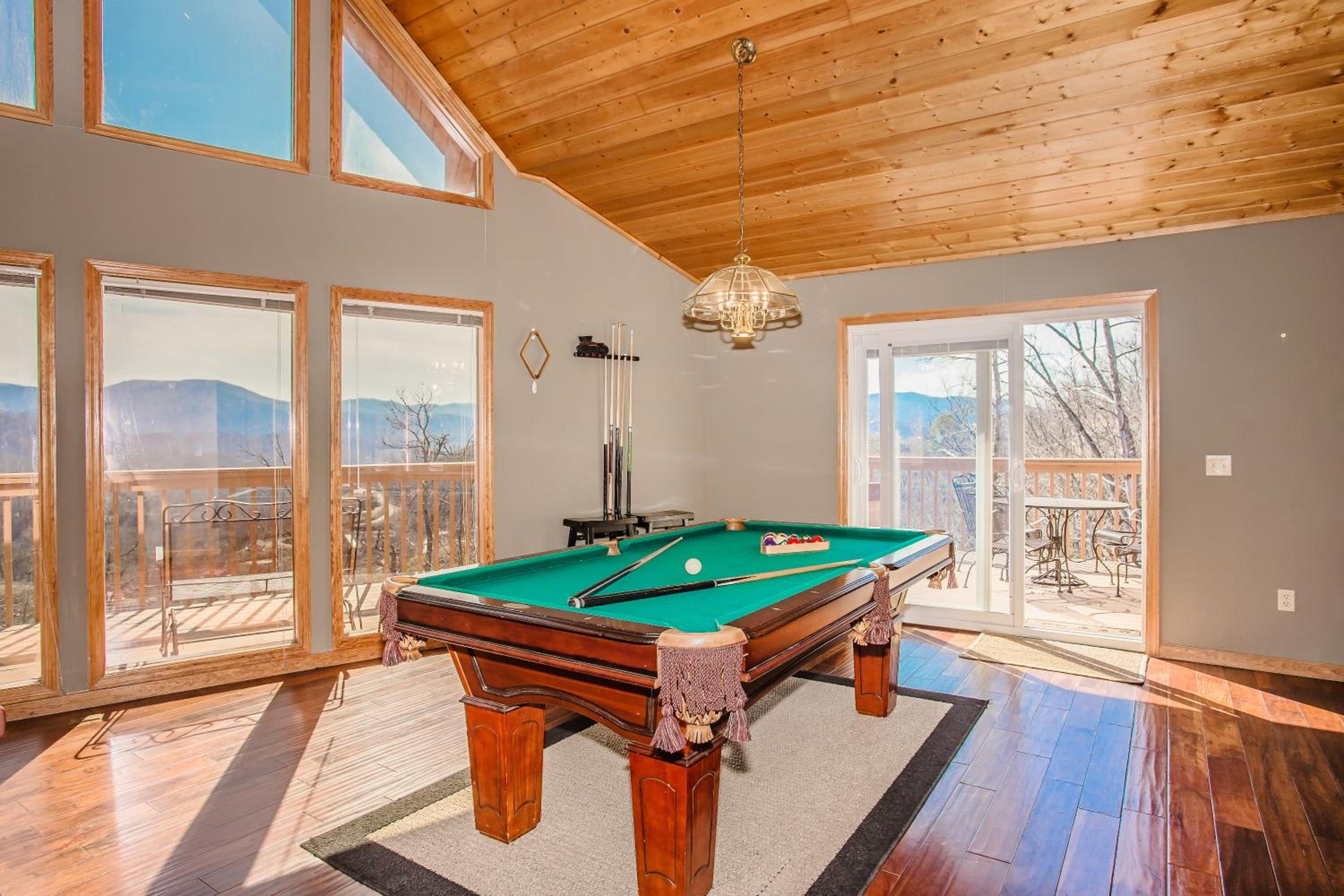 Her Majesty's Way, Awesome Mtn Views, FREE tickets each paid day, Hot TUB, WIFI!!! view 3