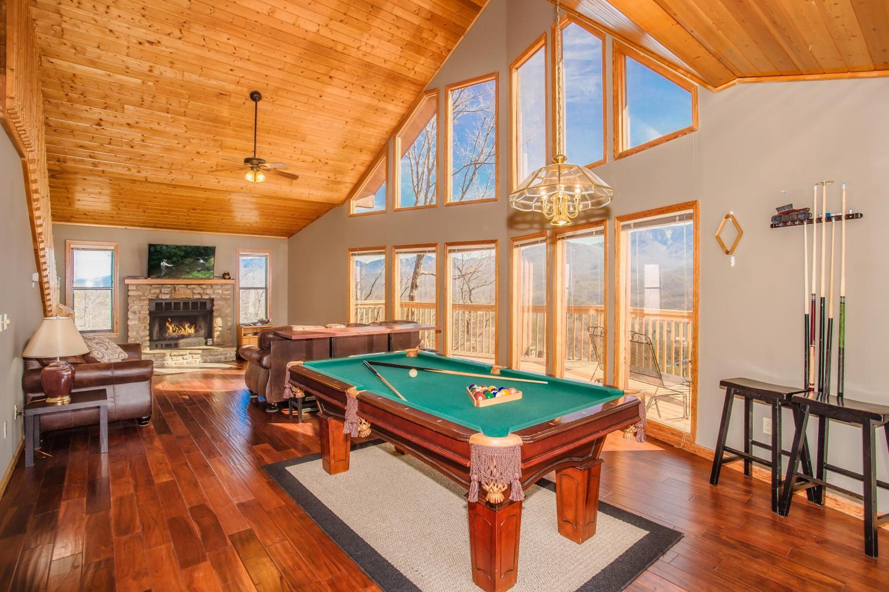 Her Majesty's Way, Awesome Mtn Views, FREE tickets each paid day, Hot TUB, WIFI!!! view 4