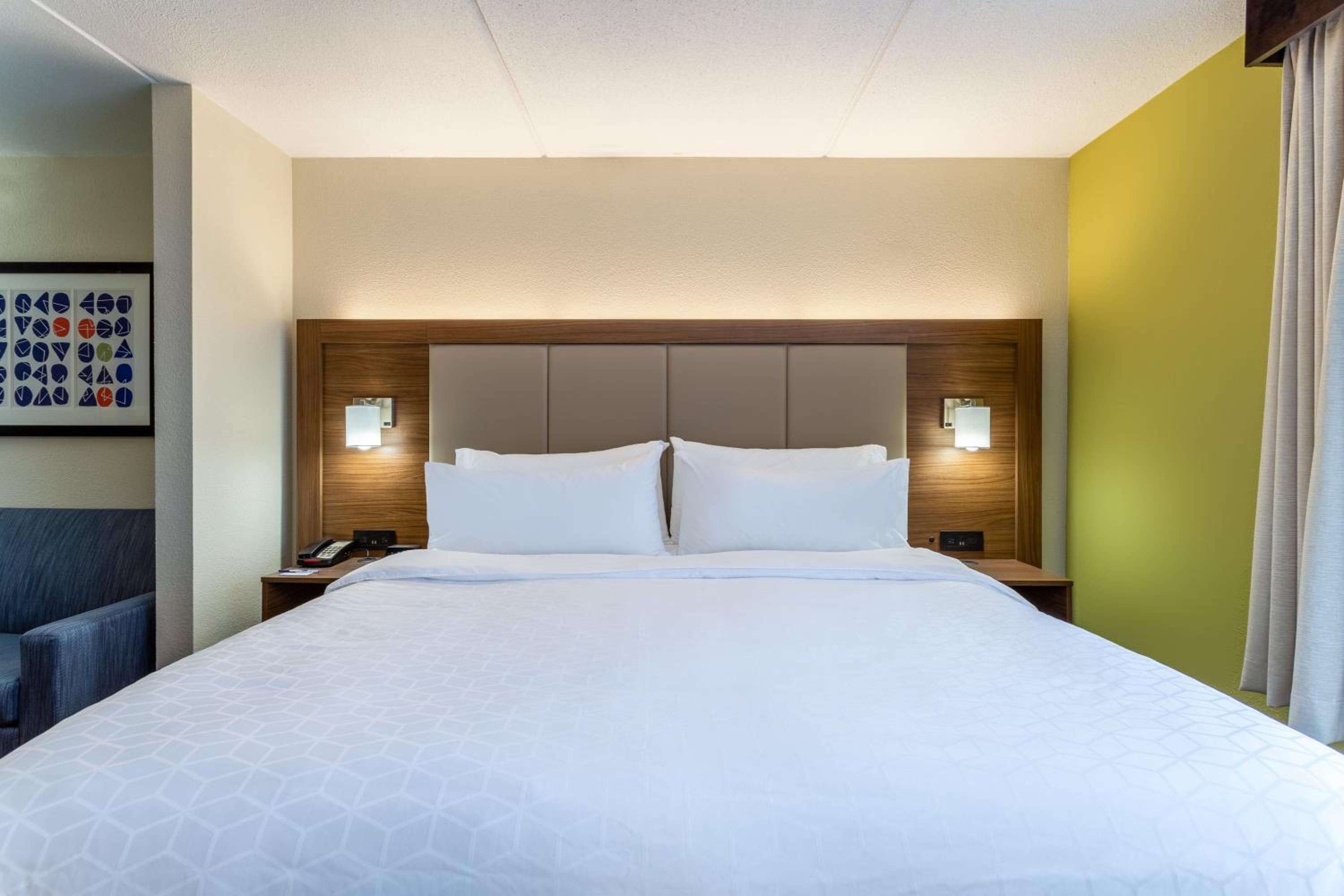 Holiday Inn Express & Suites Cedar Falls - Waterloo by IHG