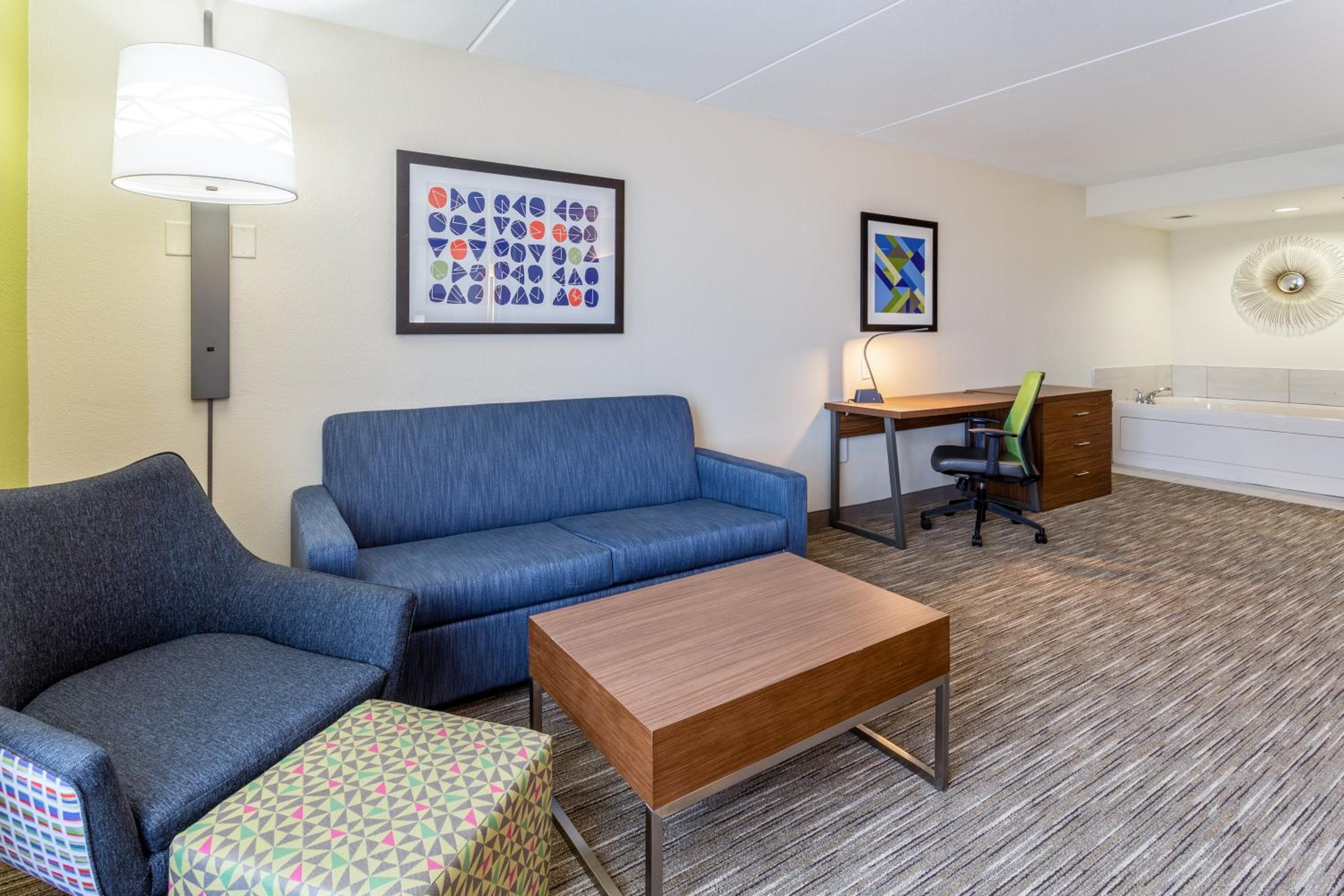 Holiday Inn Express & Suites Cedar Falls - Waterloo by IHG