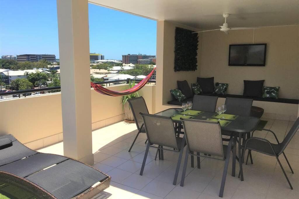 Cairns Penthouse - Private Rooftop Outdoor Gym, Spa & TV Area with Sunset & Mountain Views