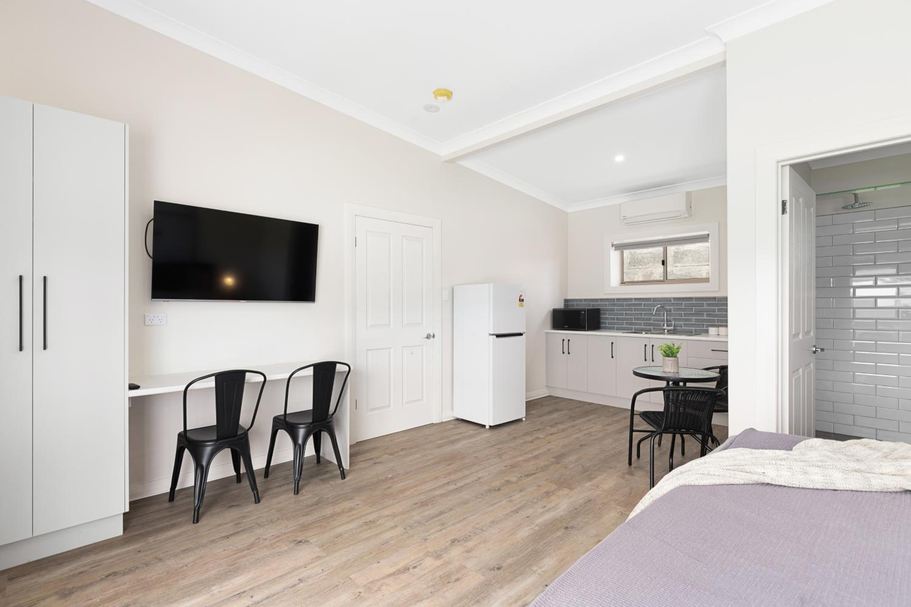 Luxury Apartments and Motel Rooms - Free Wifi - Close To Beach