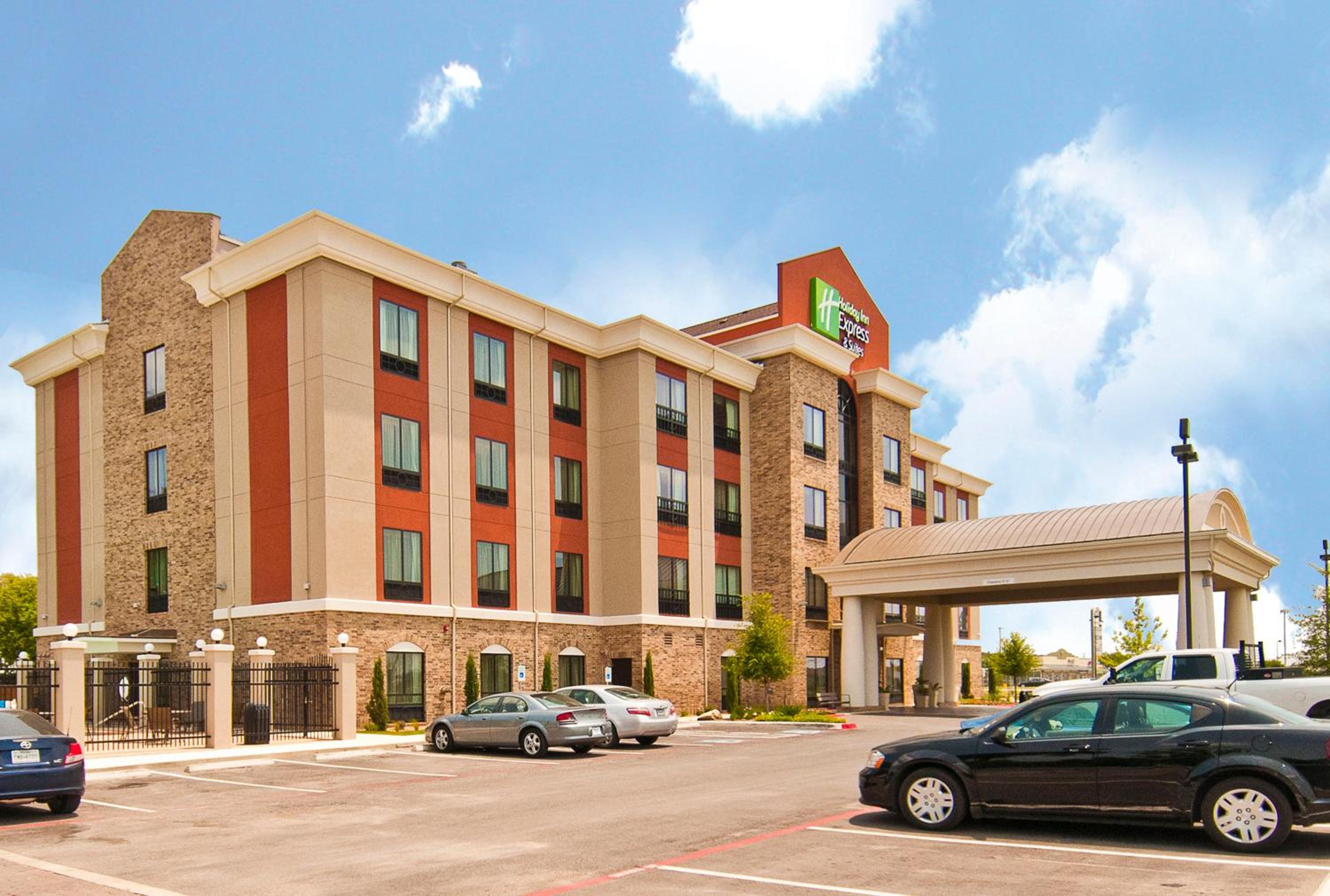 Hotel Holiday Inn Express & Suites San Antonio Frost Bank Center, an IHG Hotel - Image 1