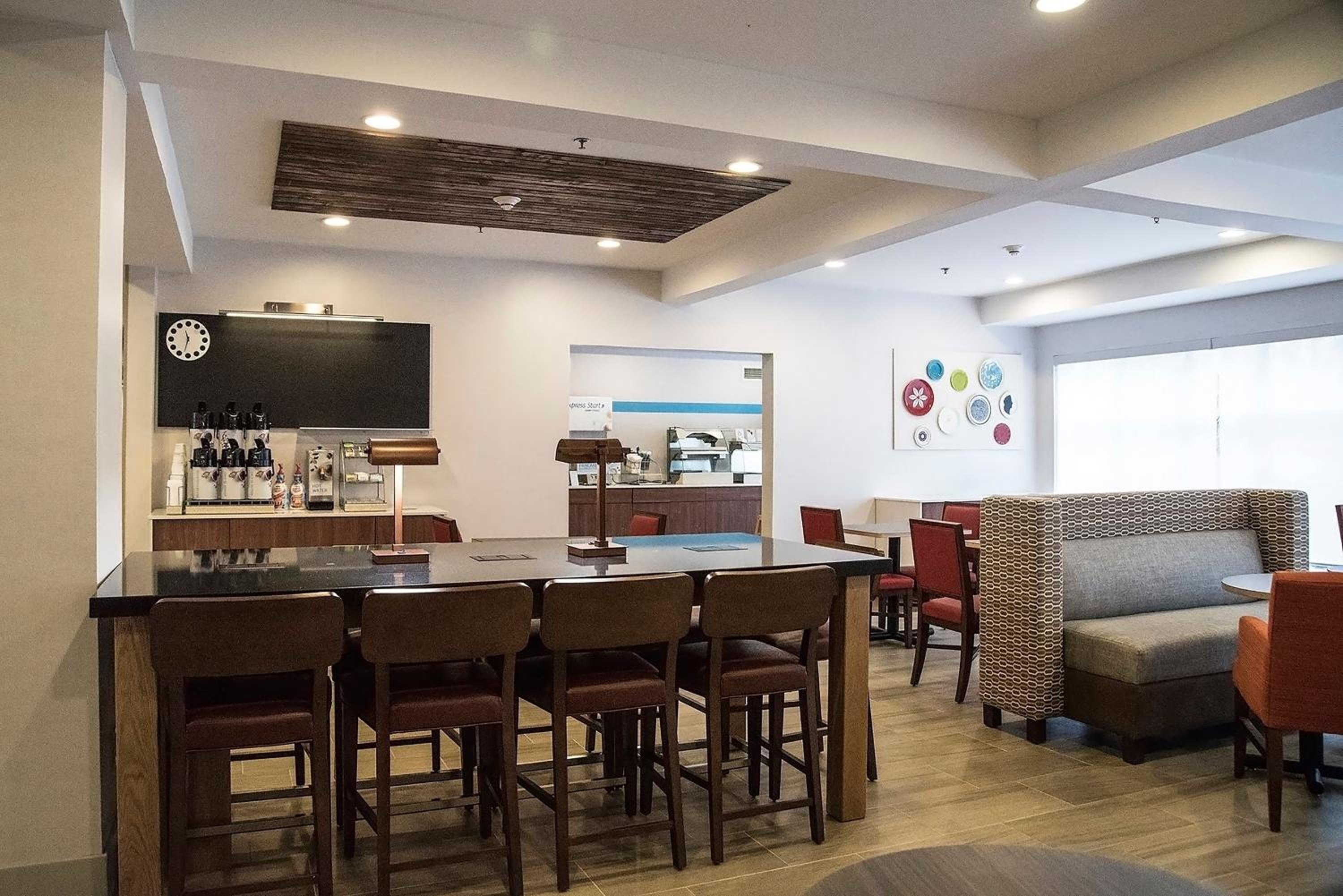 Holiday Inn Express & Suites Alexandria by IHG view 3