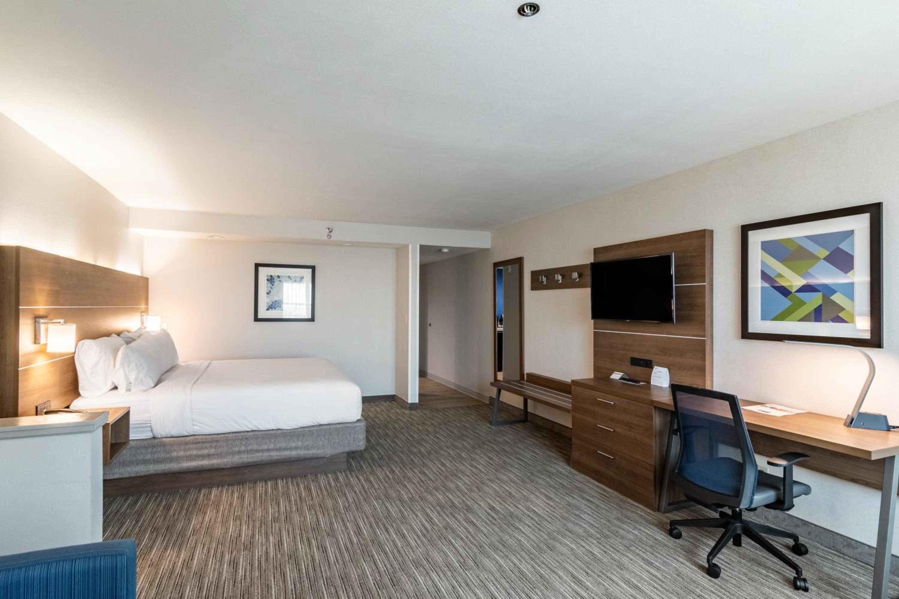 Camarillo Vacations - Holiday Inn Express  Suites Camarillo, an IHG Hotel - Property Image 12