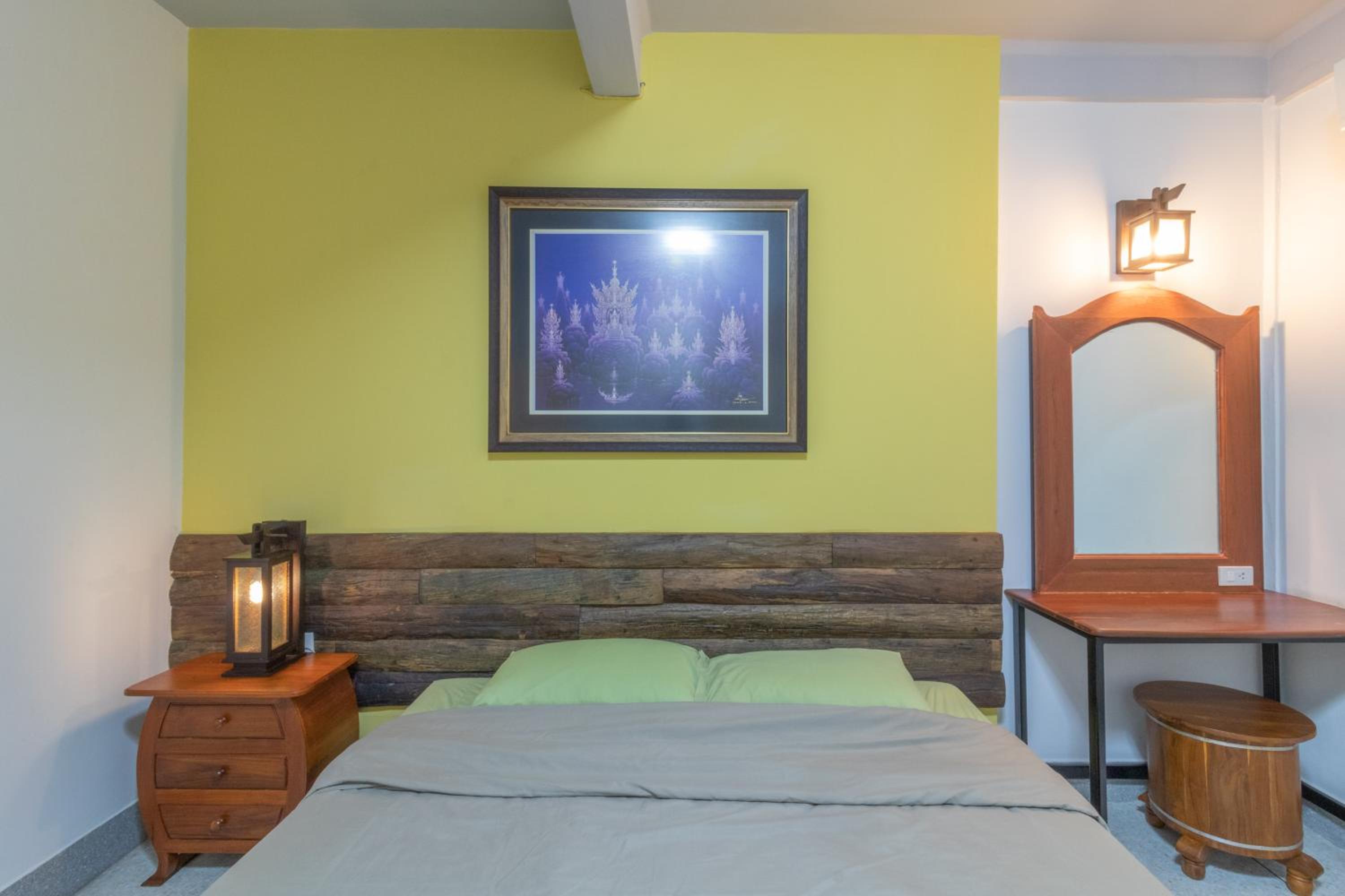 Banthat Thong Hostel