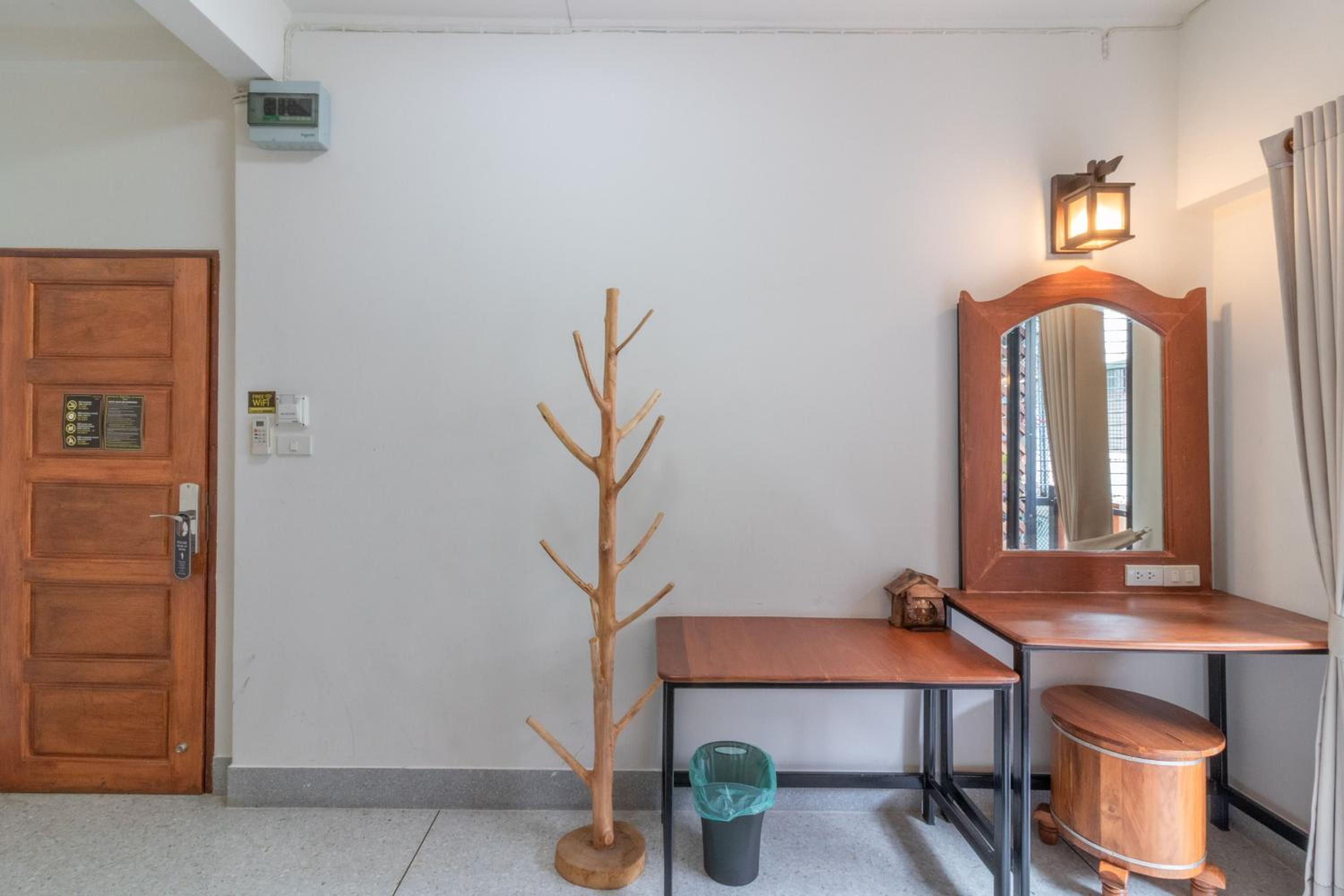 Banthat Thong Hostel