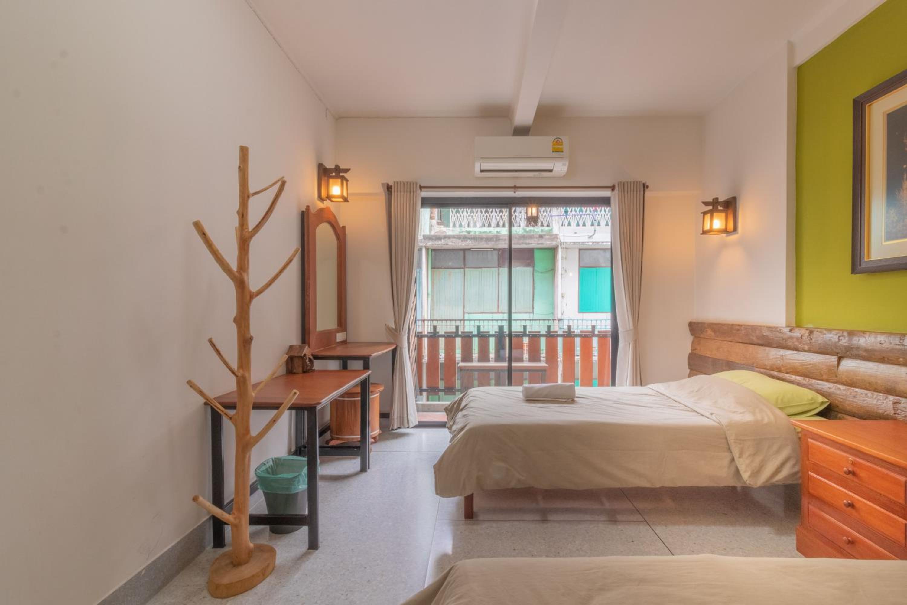Banthat Thong Hostel
