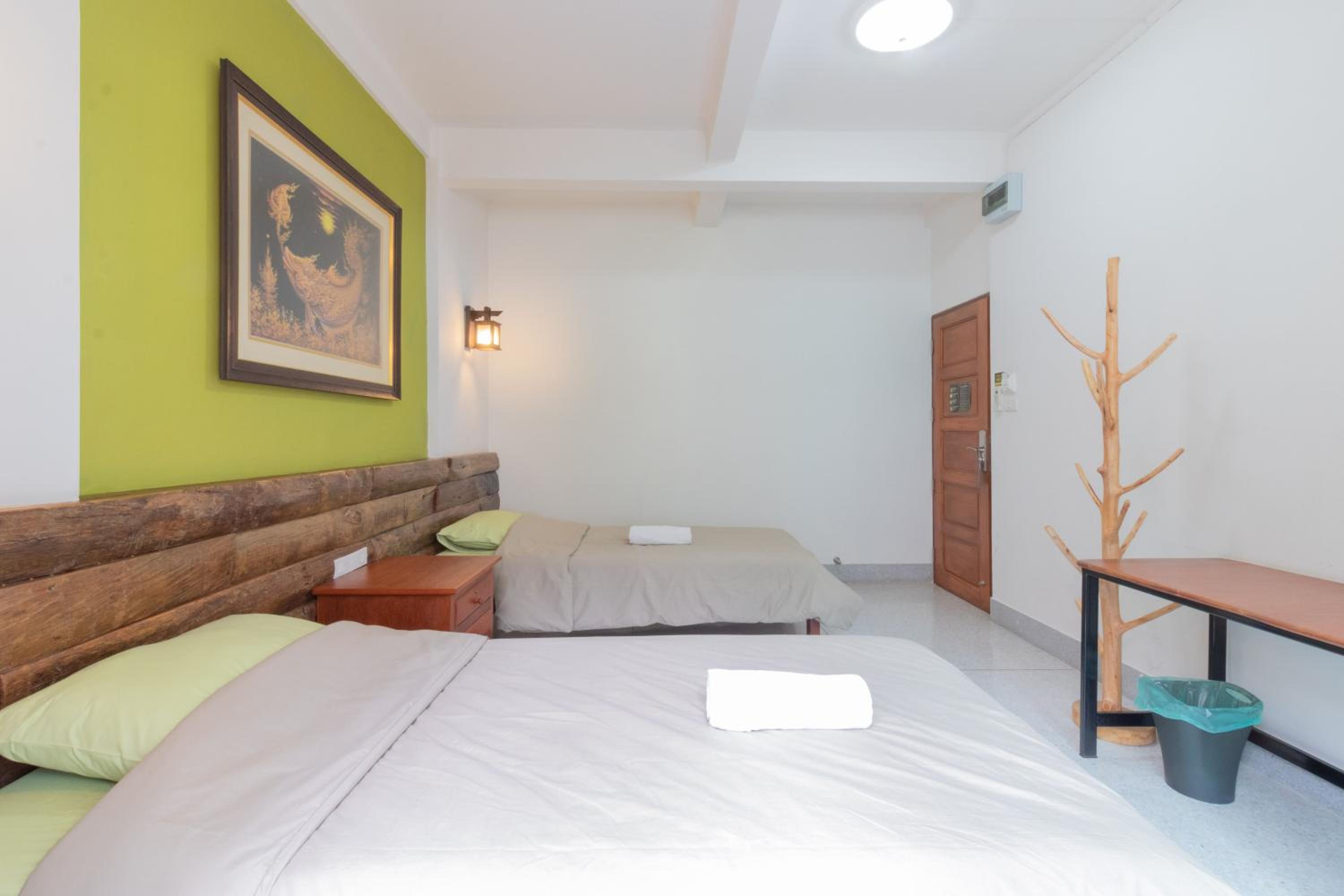 Banthat Thong Hostel