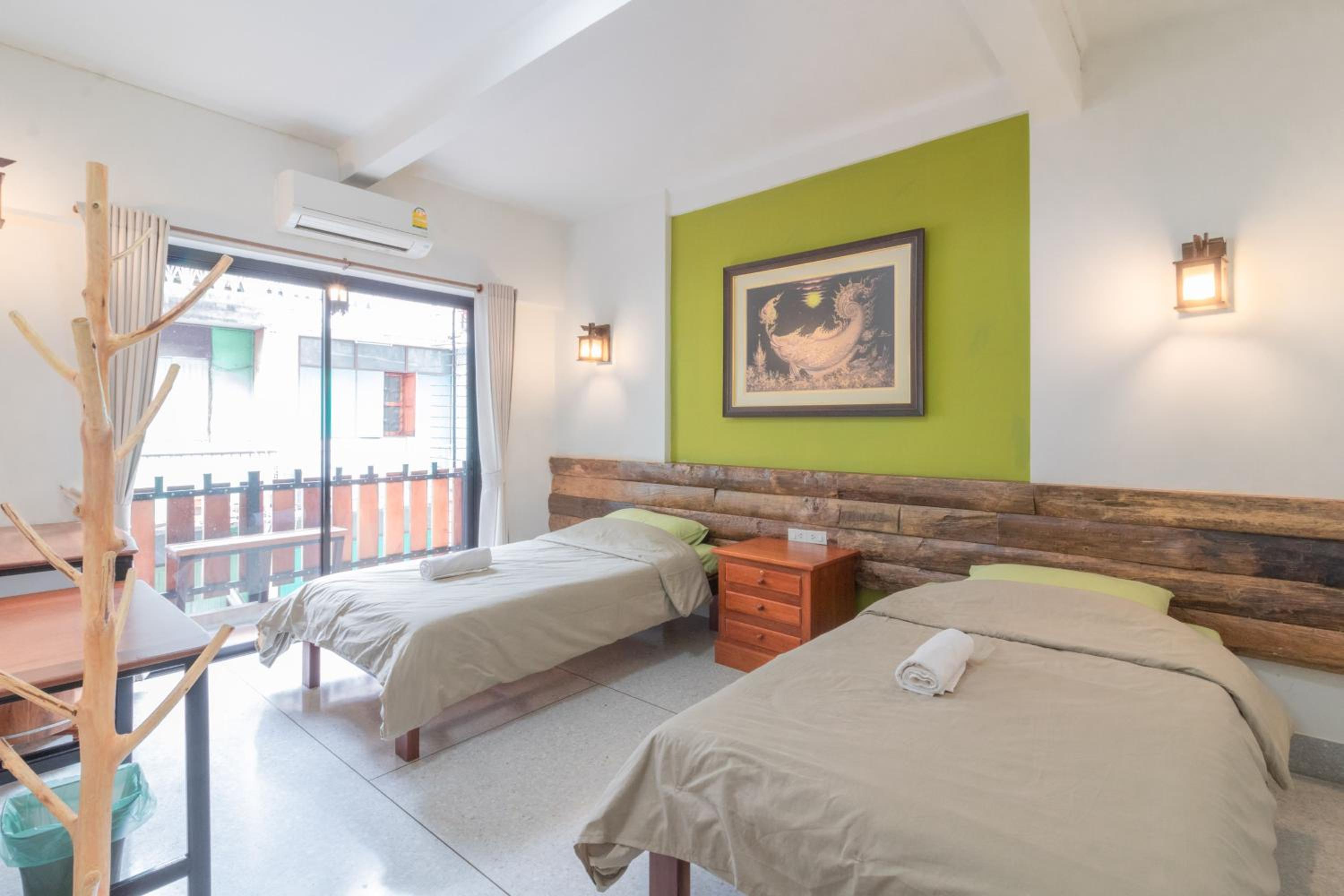 Banthat Thong Hostel