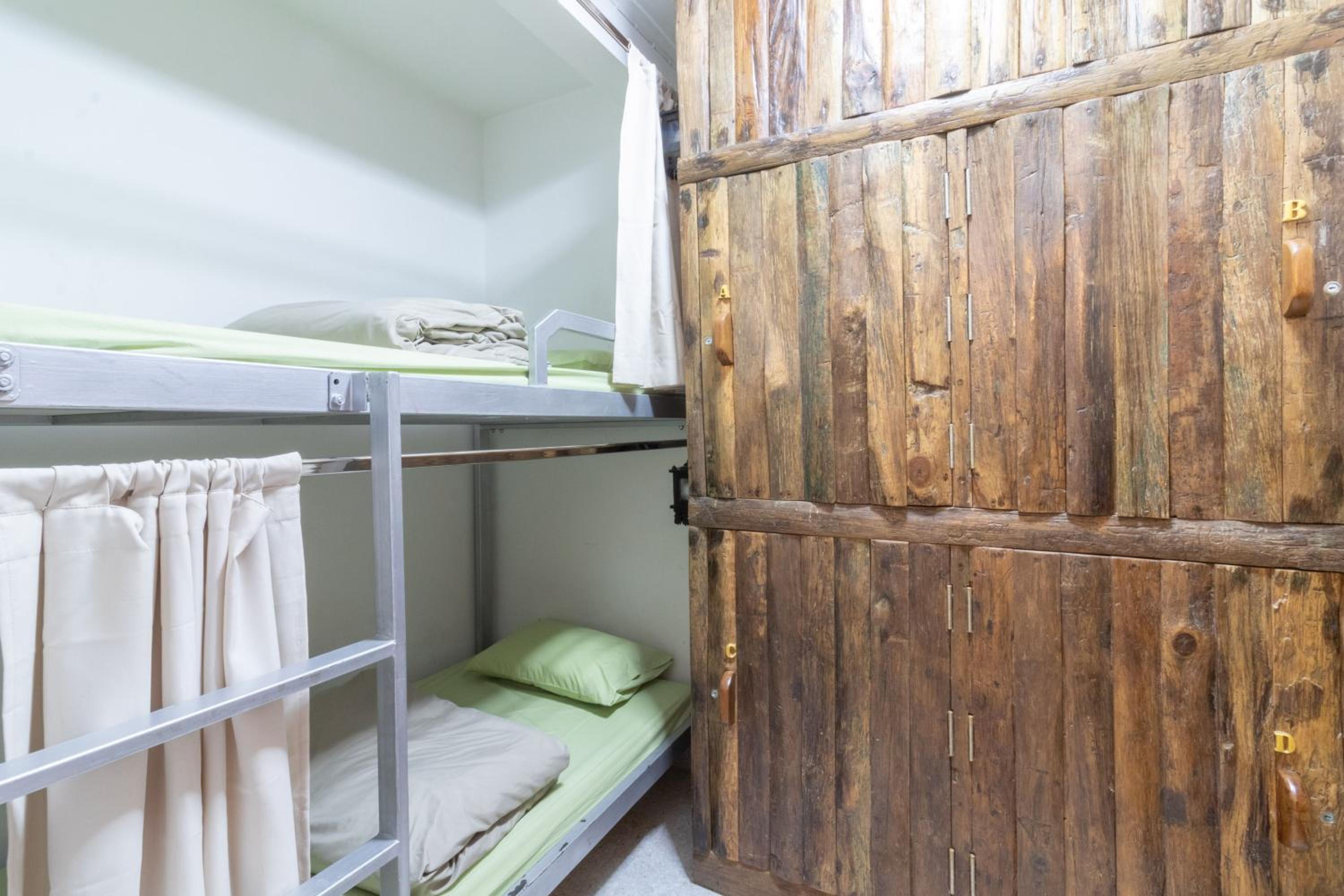 Banthat Thong Hostel