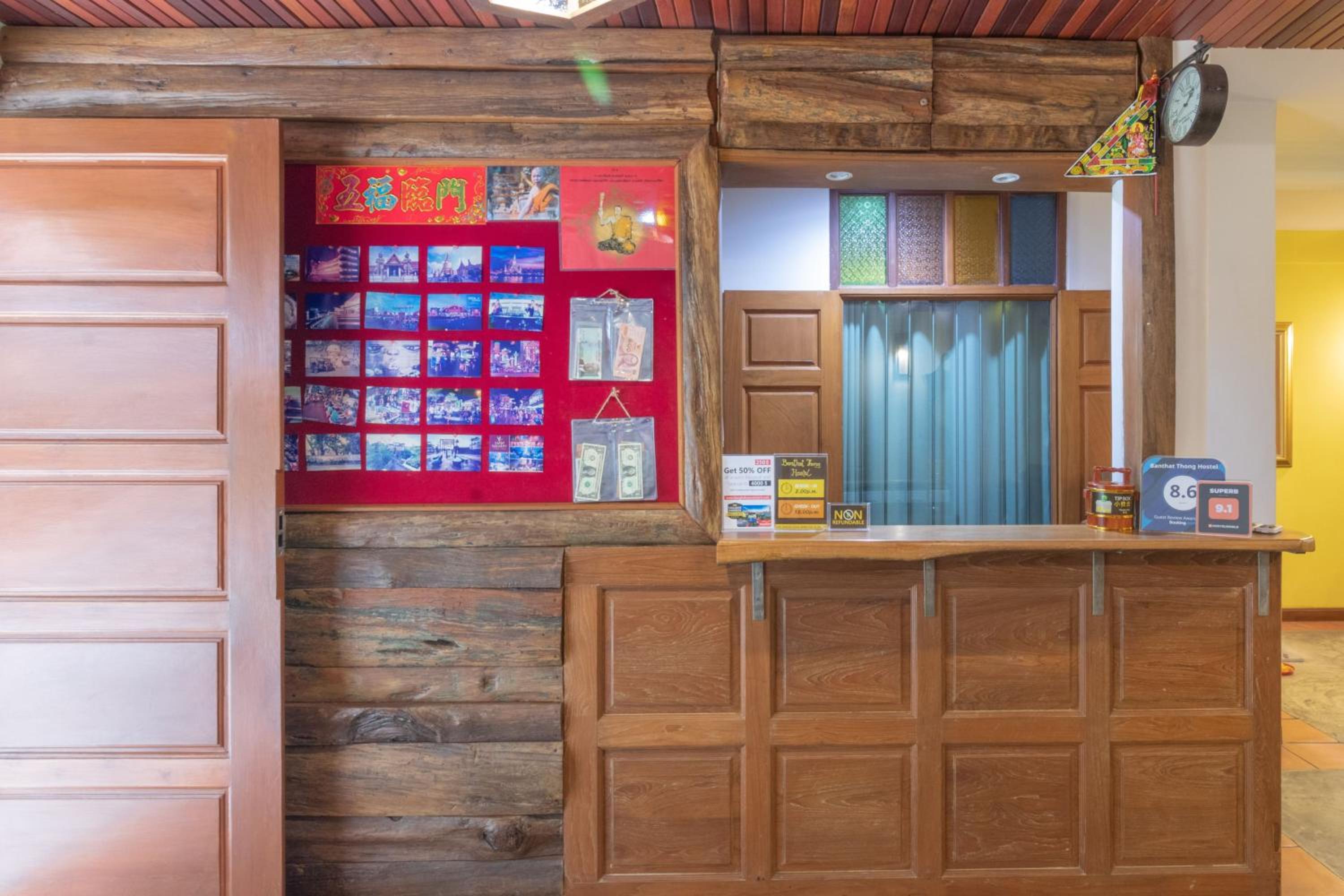 Banthat Thong Hostel