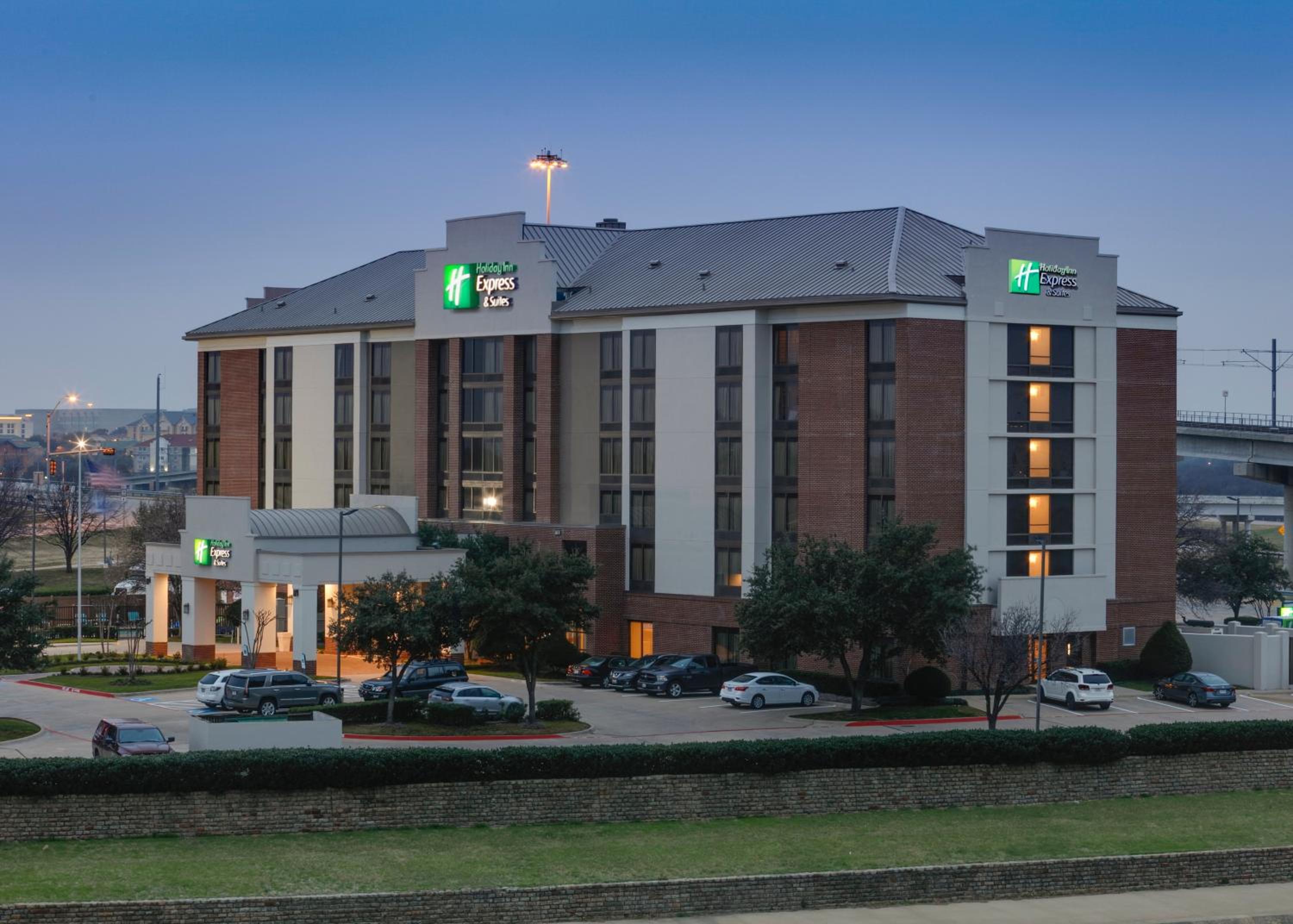 Hotel Holiday Inn Express & Suites Irving Conv Ctr - Las Colinas, an IHG Hotel - Image 1