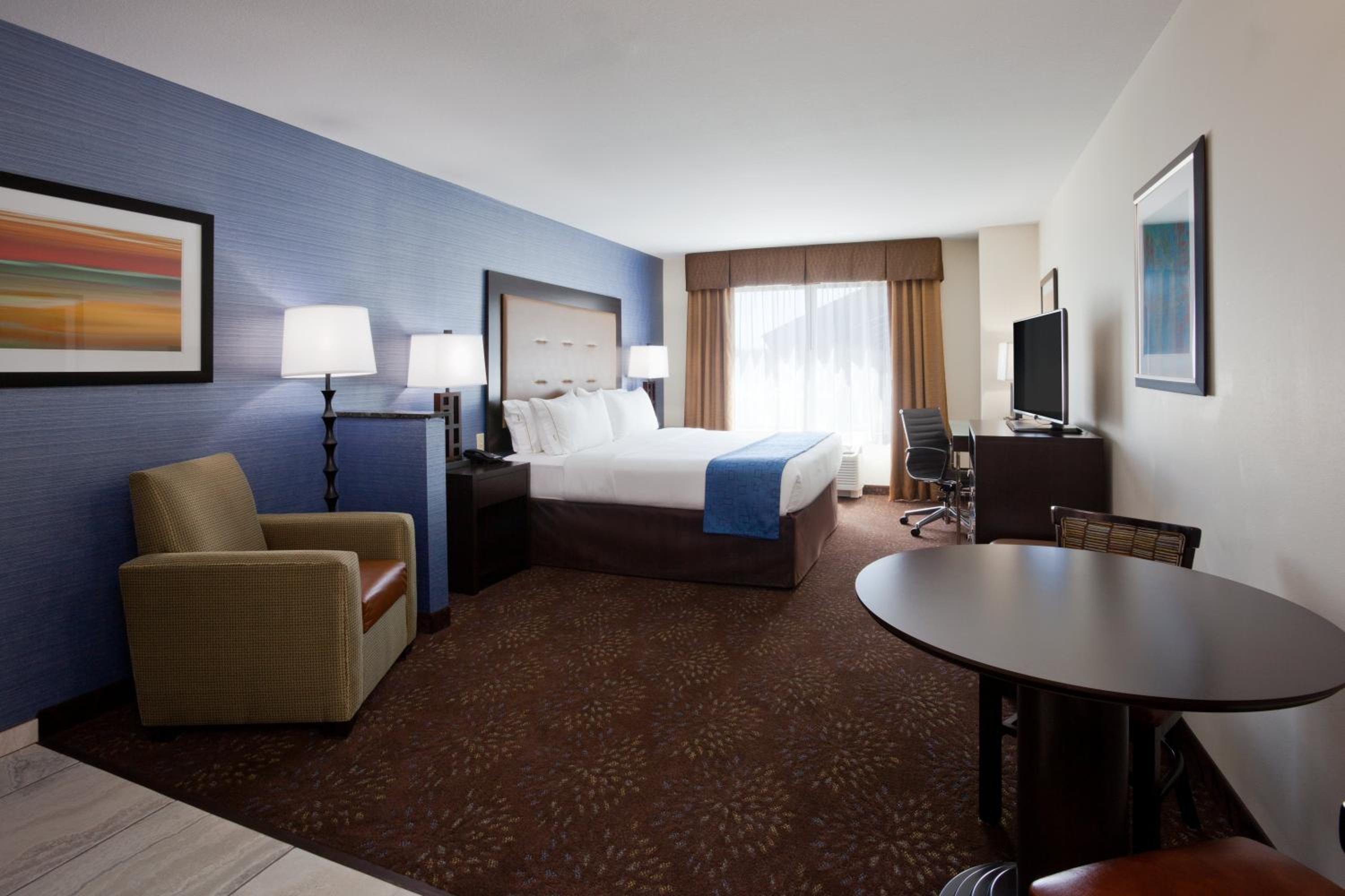 Holiday Inn Express & Suites Fort Dodge by IHG
