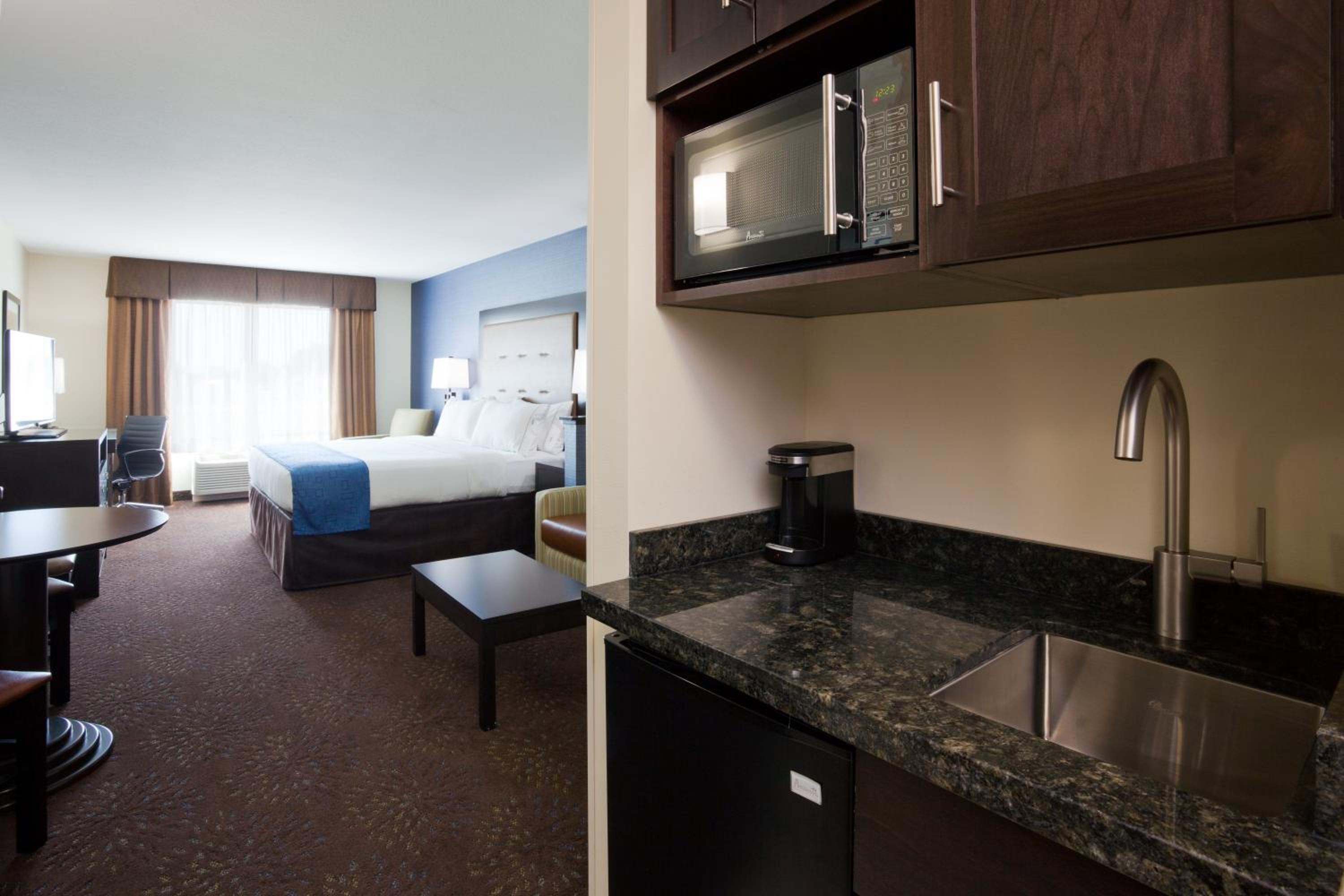 Holiday Inn Express & Suites Fort Dodge by IHG