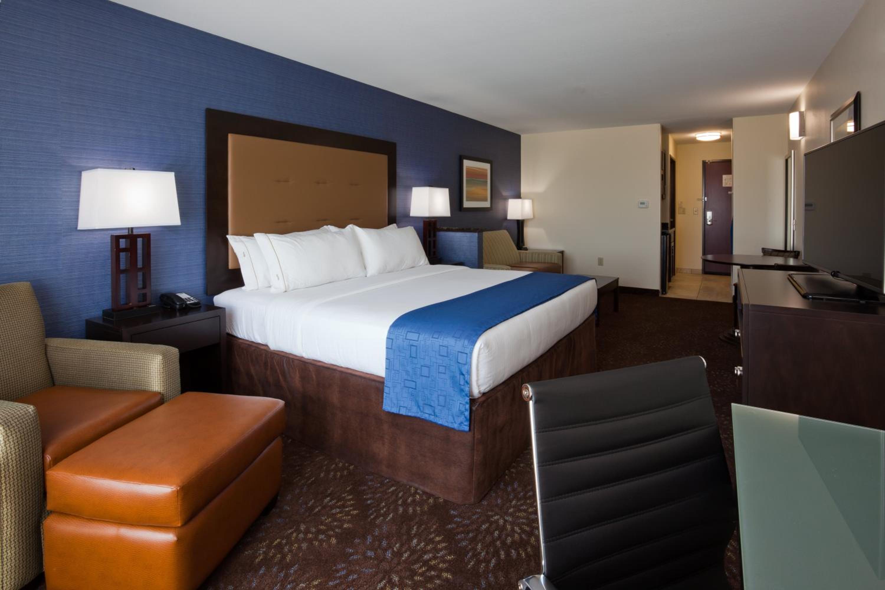 Holiday Inn Express & Suites Fort Dodge by IHG