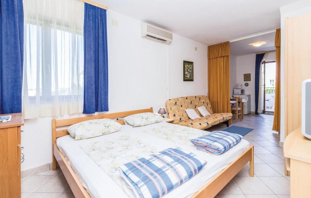 Rooms & Apartment Hegic with parking