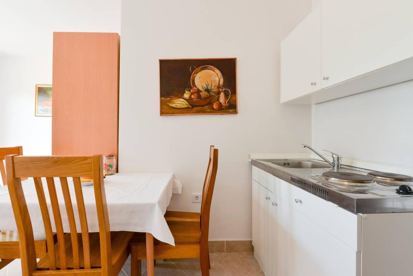 Rooms & Apartment Hegic with parking